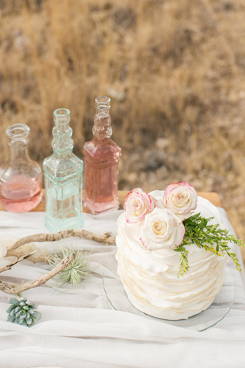 Tischdeko Desert wedding Torte dekoriert mit Rosen