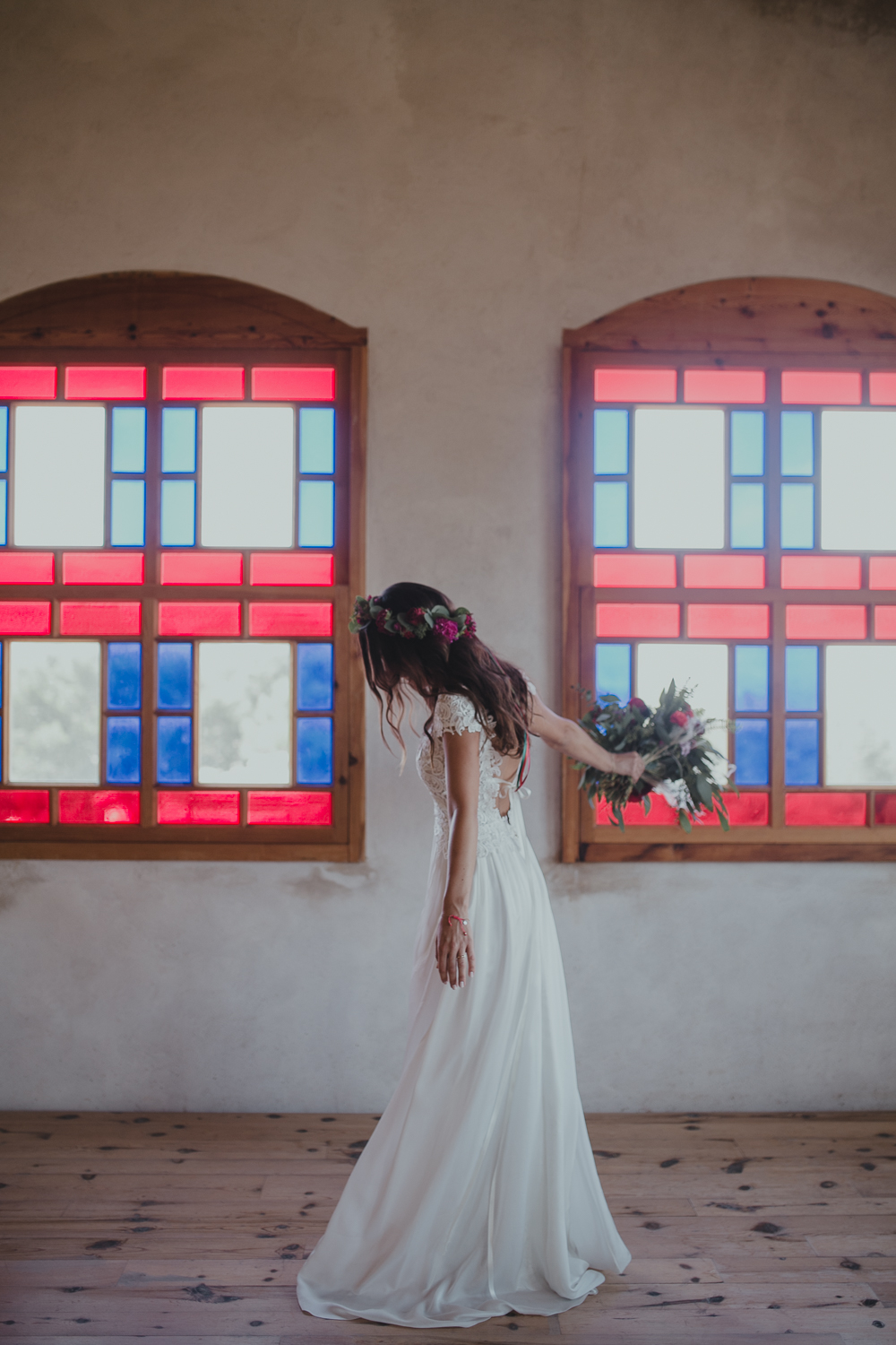 Festival boho Hochzeit, Boho Wedding Braut mit Boho Brautkleid aud Spitze und Seide mit freiem Rücken