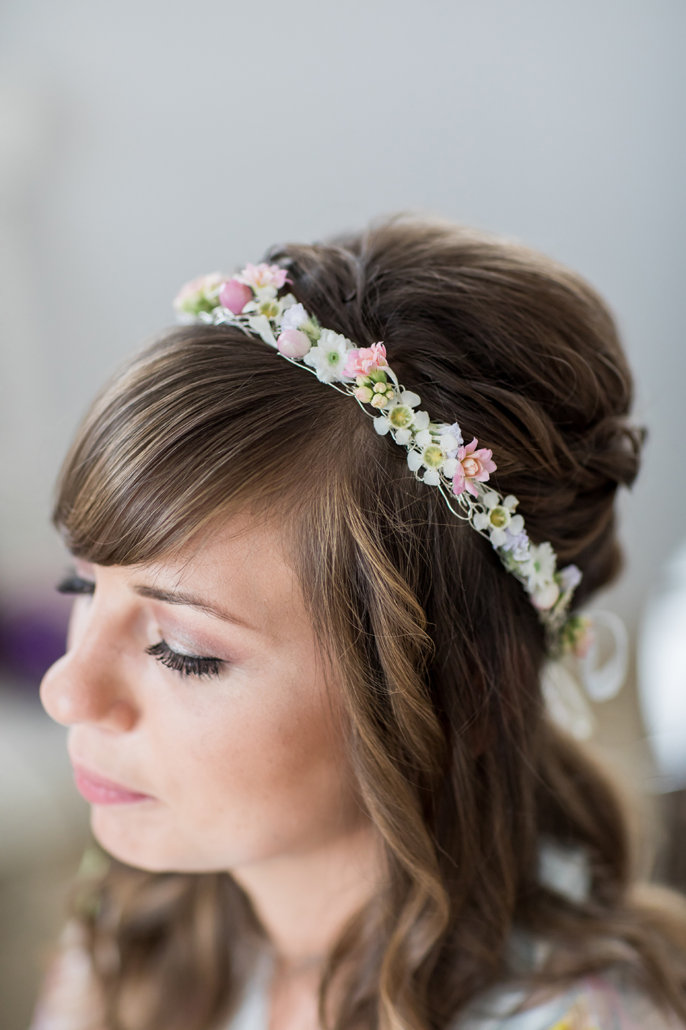 Heiraten im Ausland Getting ready der Braut, Brautstyling, schlichte Blumenkrone