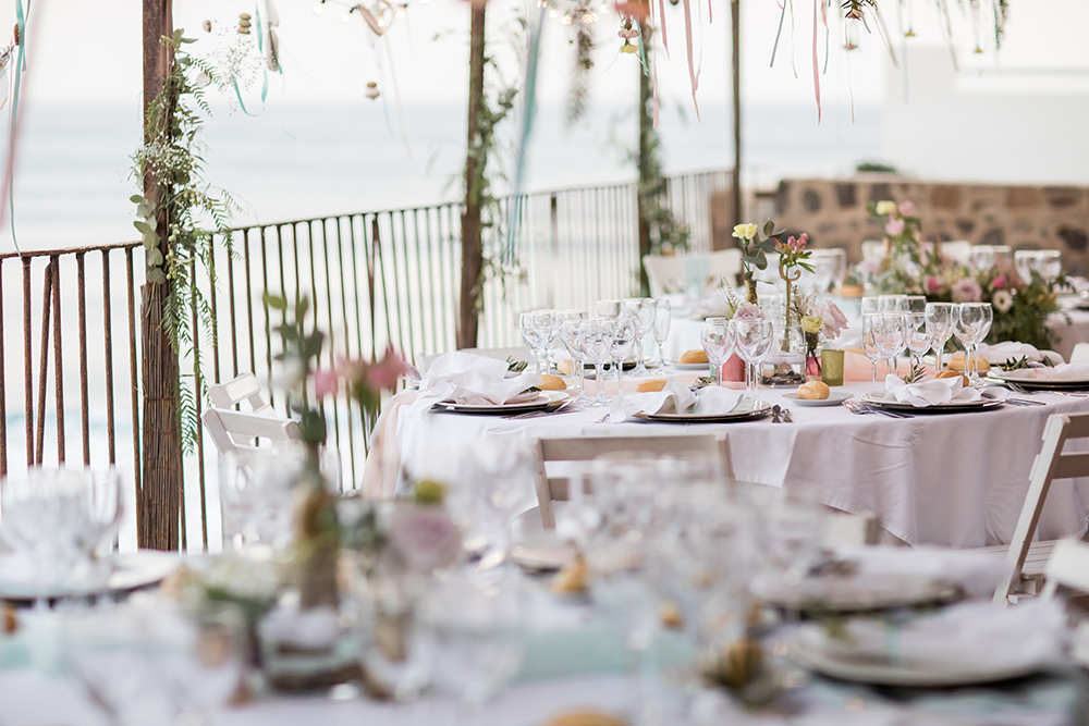 Heiraten im Ausland, Hochzeitslocation in Spanien am Strand, romantische Hochzeitsdekoration 