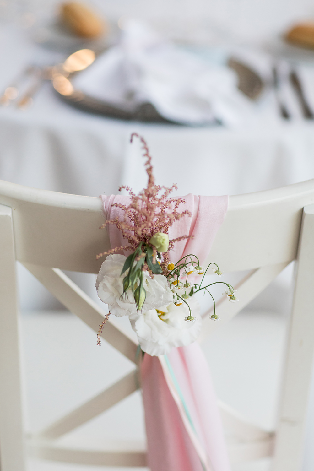 Heiraten im Ausland, Hochzeitslocation in Spanien, romantische Hochzeitsdekoration Stuhldeko Hochzeit