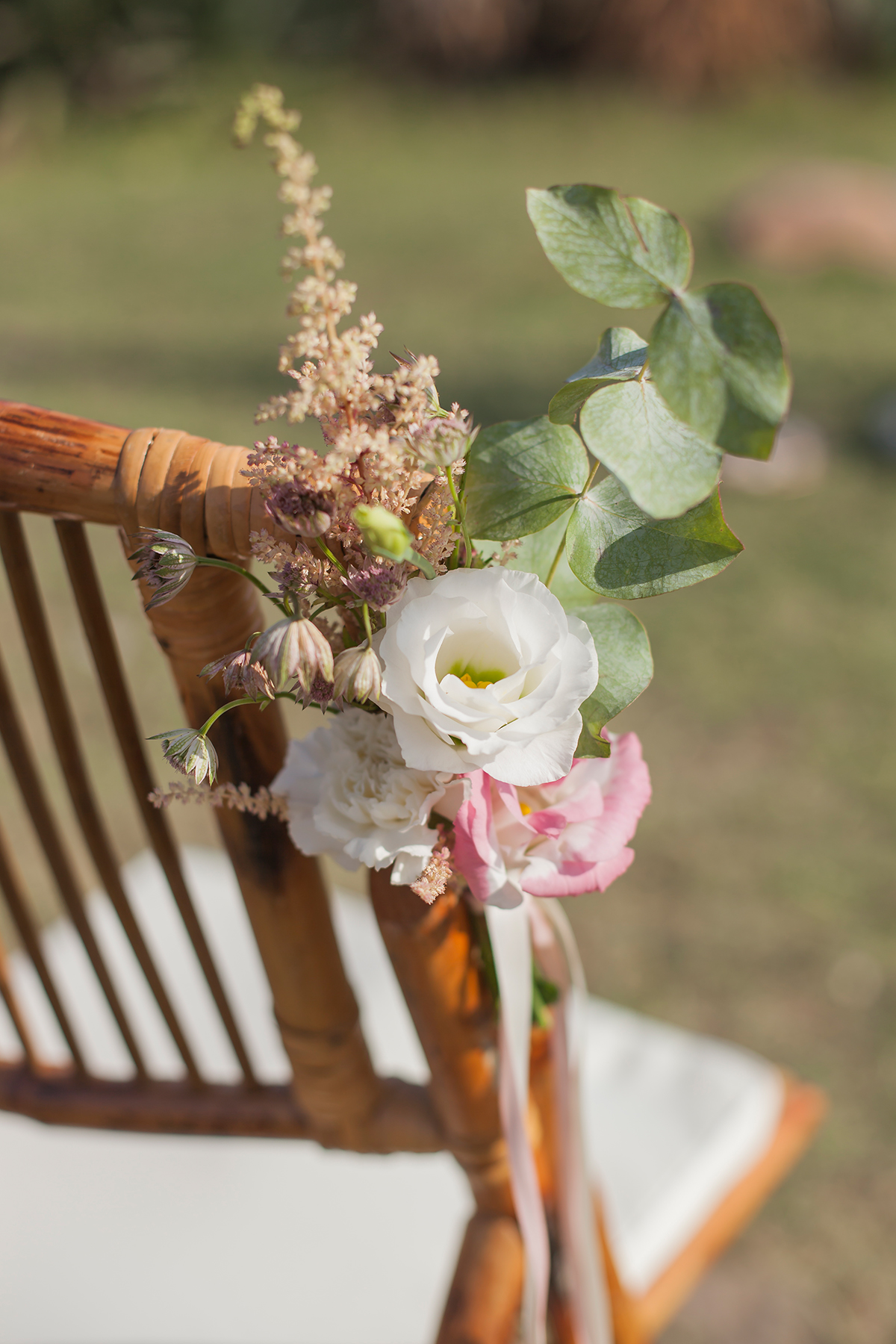 freie Trauung Dekoration für Stühle, Blumendetails Hochzeit