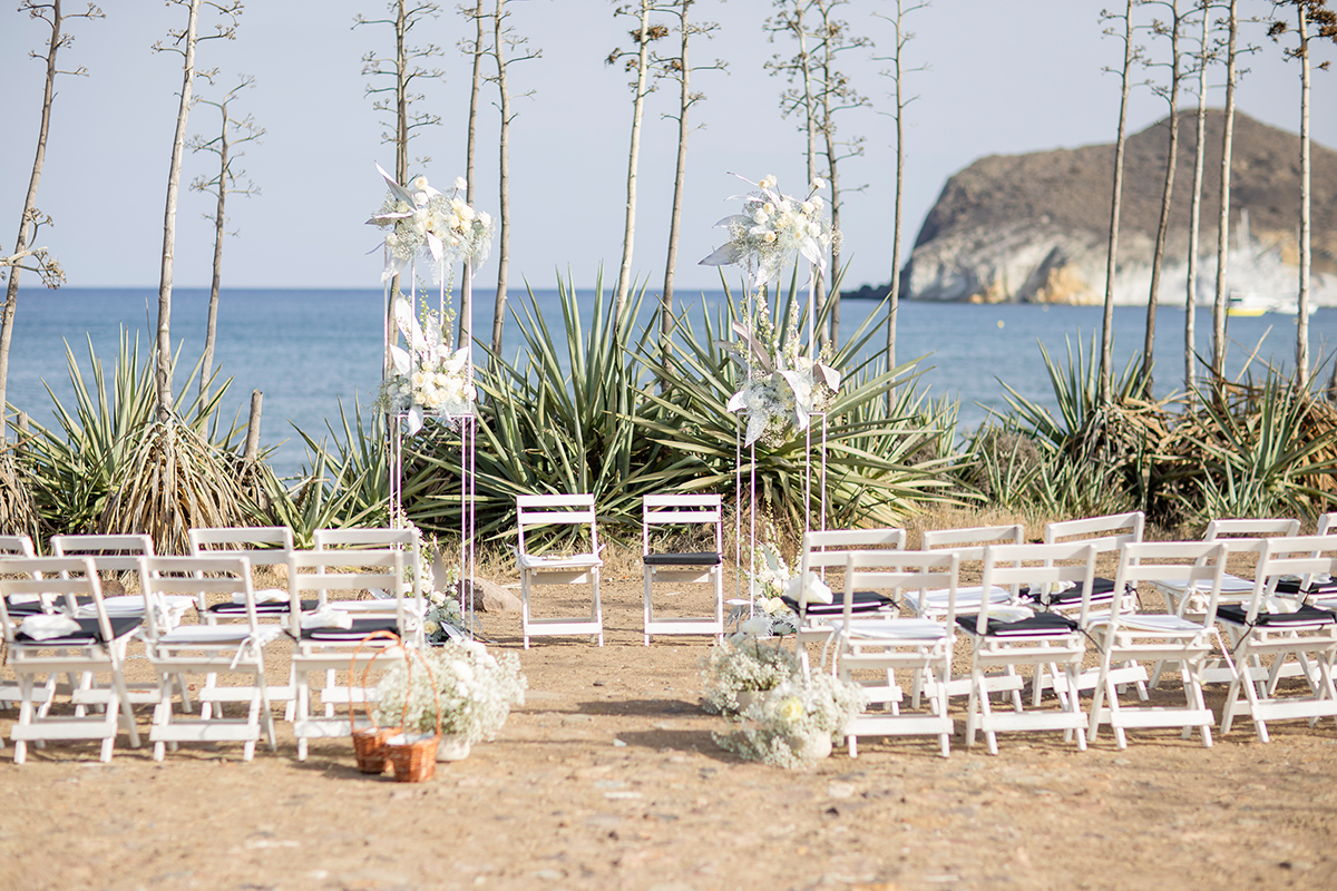 Freie Trauung mit Meerblick, Schwarz-Weiß Hochzeit Spanien