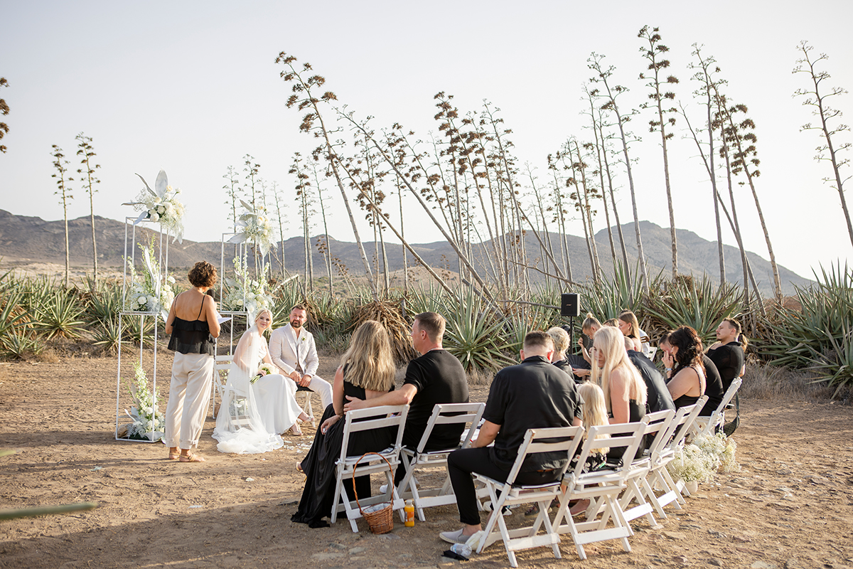 Freie Trauung mit Meerblick, Schwarz-Weiß Hochzeit Spanien