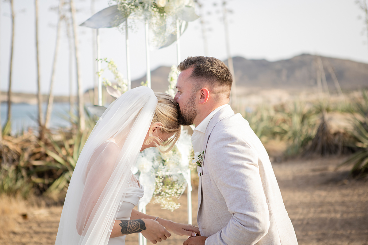 Freie Trauung mit Meerblick, Schwarz-Weiß Hochzeit Spanien
