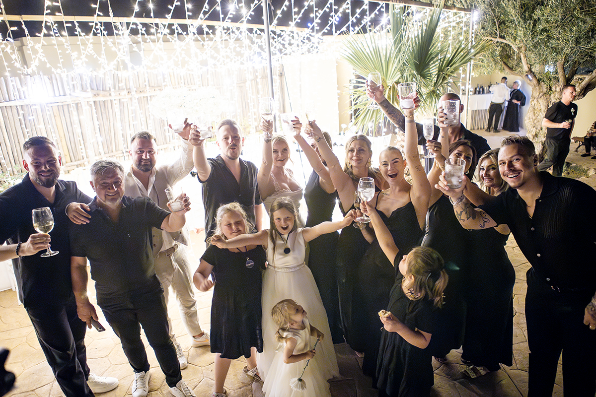 Party unter Lichterketten, Schwarz-Weiß Hochzeit Spanien