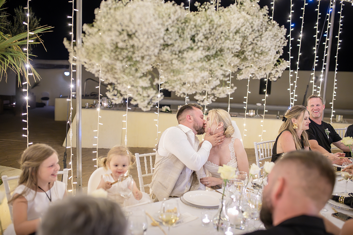 Party unter Lichterketten, Schwarz-Weiß Hochzeit Spanien