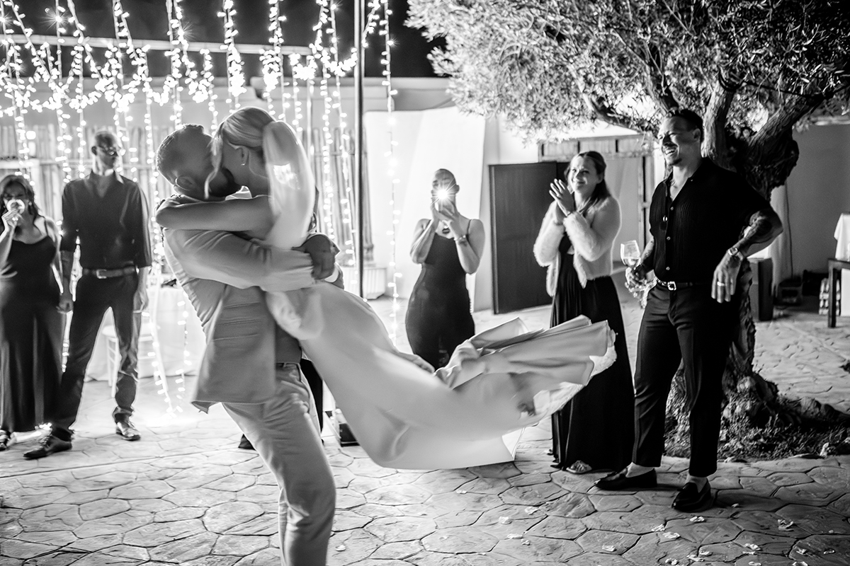 Party unter Lichterketten, Schwarz-Weiß Hochzeit Spanien