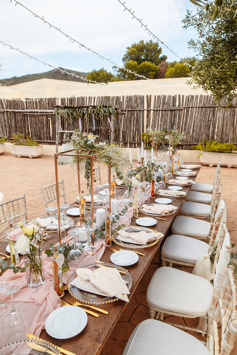 Gedeckte Tafel mit Rosé und Gold, Hochzeit am Strand in Spanien, Cabo de Gata