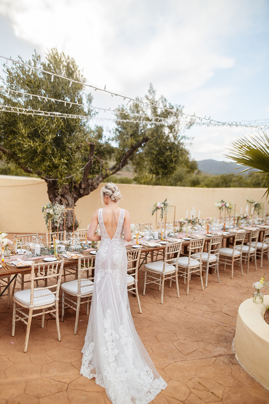 Braut vor der gedeckten Hochzeitstafel, Hochzeit am Strand in Spanien, Cabo de Gata