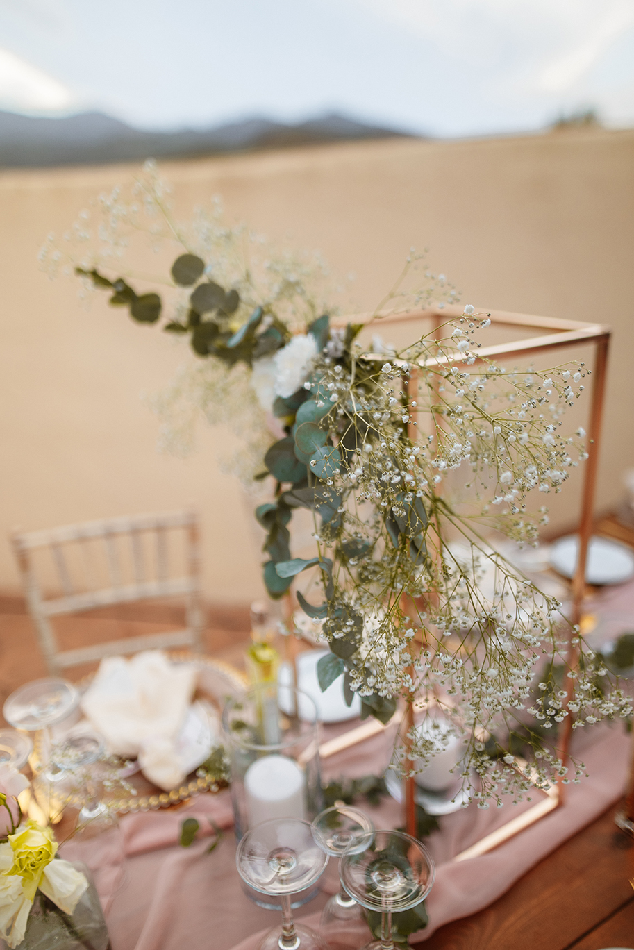 Tischdeko mit goldenem Gestell, Blumen und Kerzen, Hochzeit am Strand in Spanien, Cabo de Gata