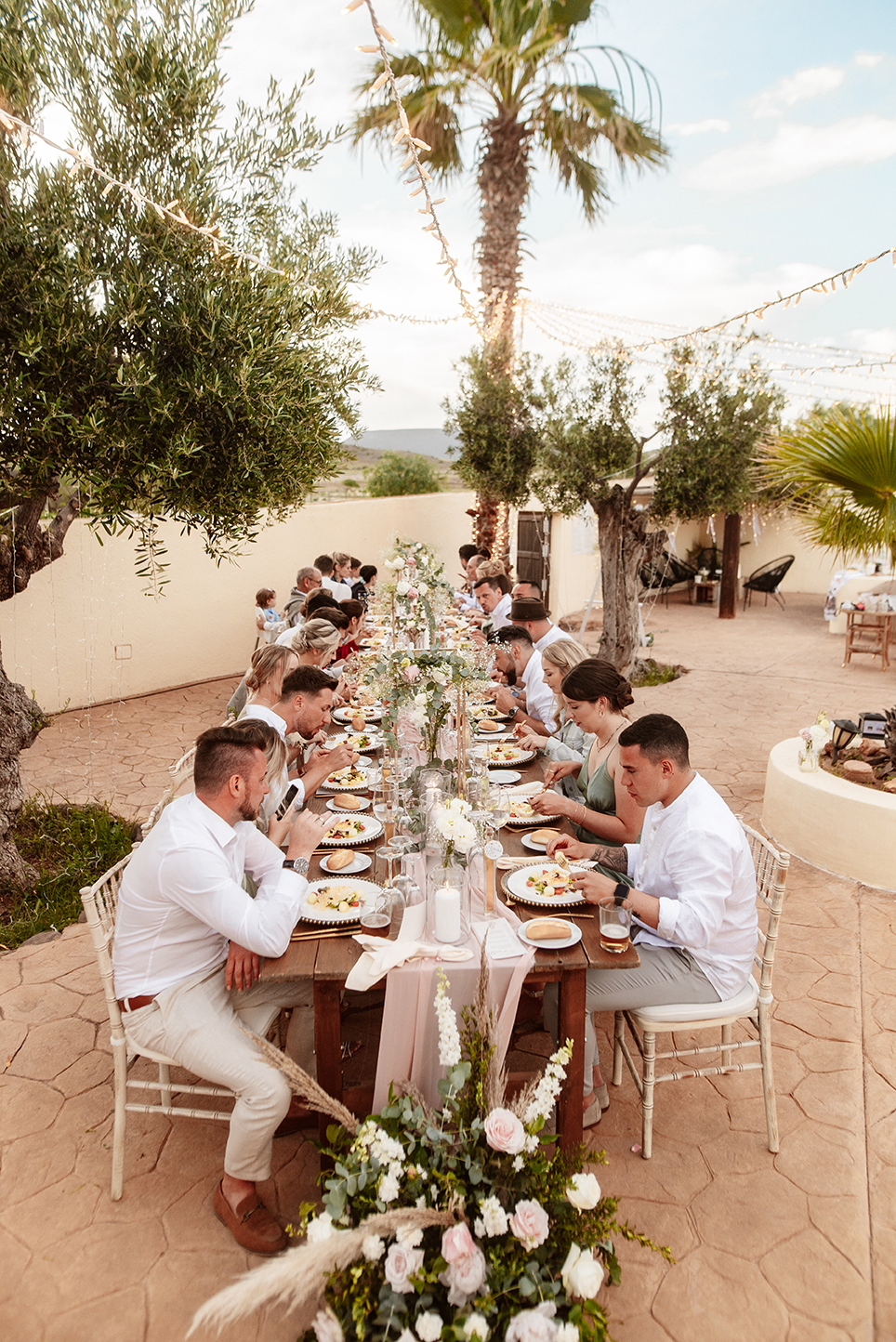 Hochzeitsdinner an langer Tafel unter Palmen, Hochzeit am Strand in Spanien, Cabo de Gata