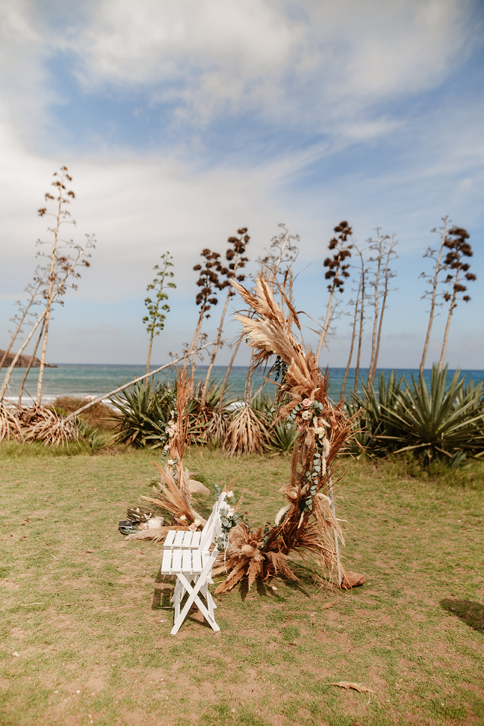 Traubogen aus Pampasgras zwischen Agaven, Hochzeit am Strand in Spanien, Cabo de Gata