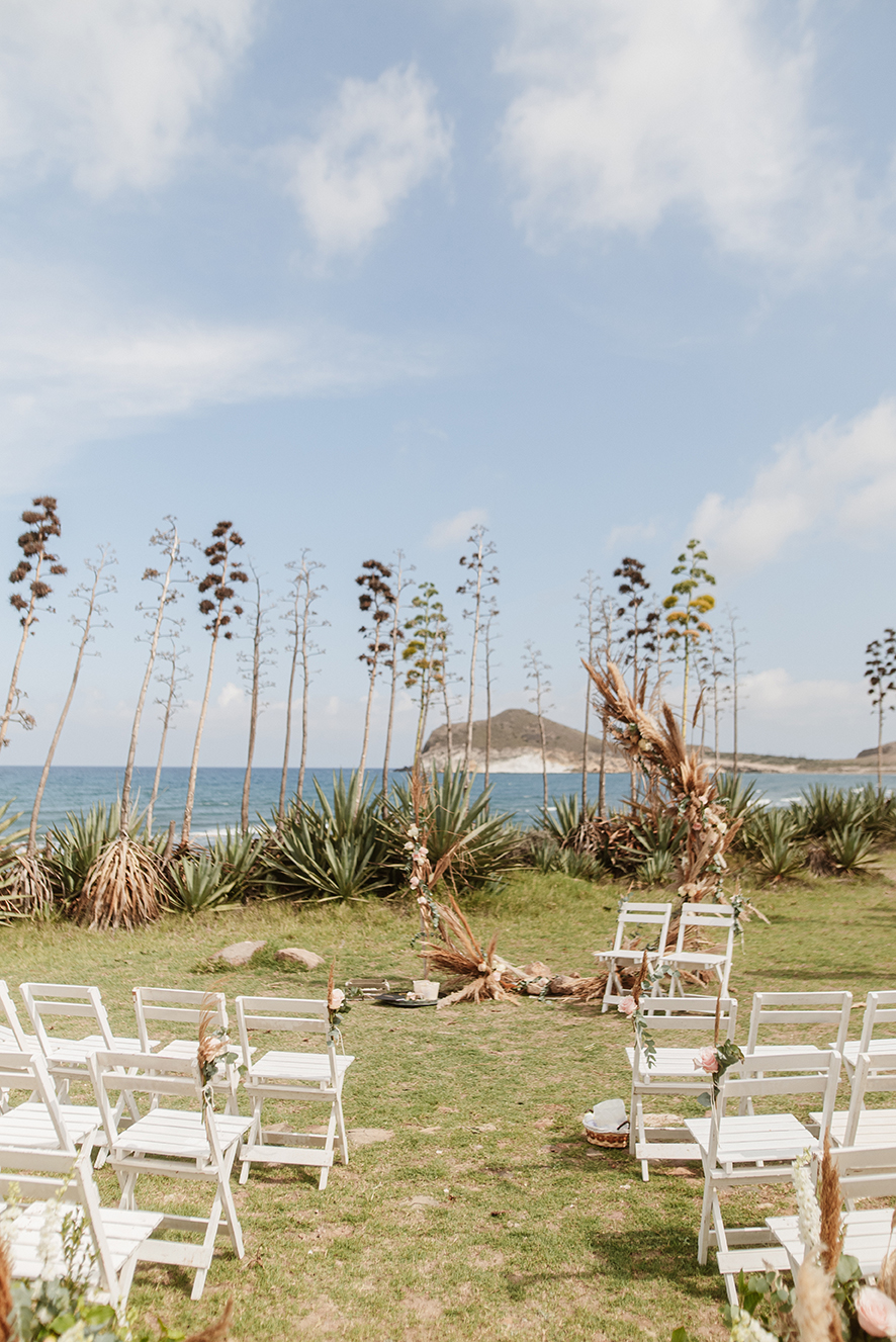 Zeremonie-Stühle mit Meerblick zwischen Agaven, Hochzeit am Strand in Spanien, Cabo de Gata