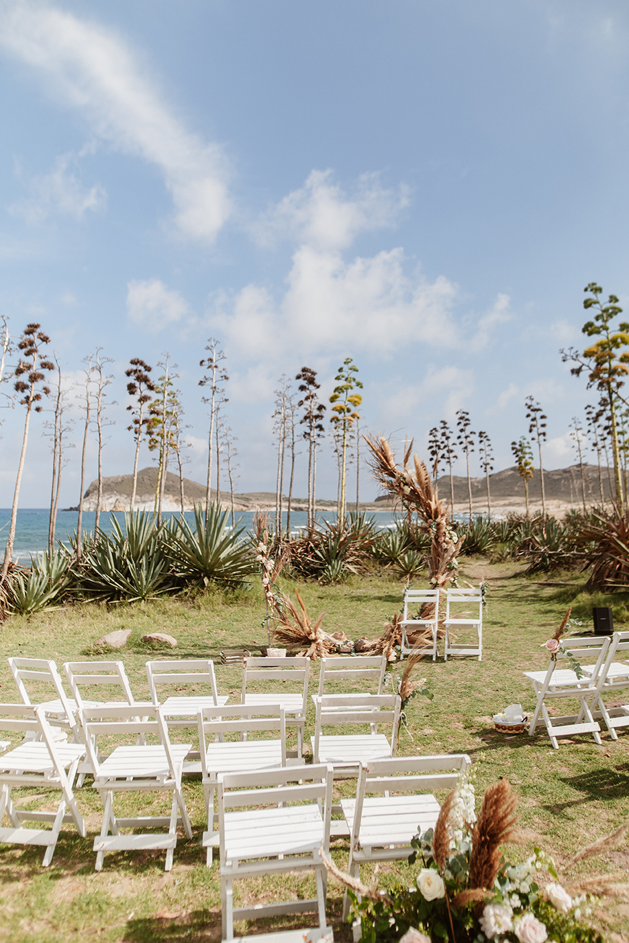 Weiße Stühle für die freie Trauung am Meer, Hochzeit am Strand in Spanien, Cabo de Gata