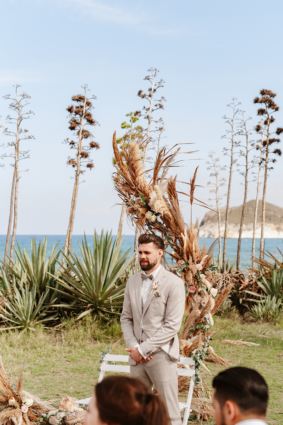 Bräutigam wartet am Traubogen, Hochzeit am Strand in Spanien, Cabo de Gata