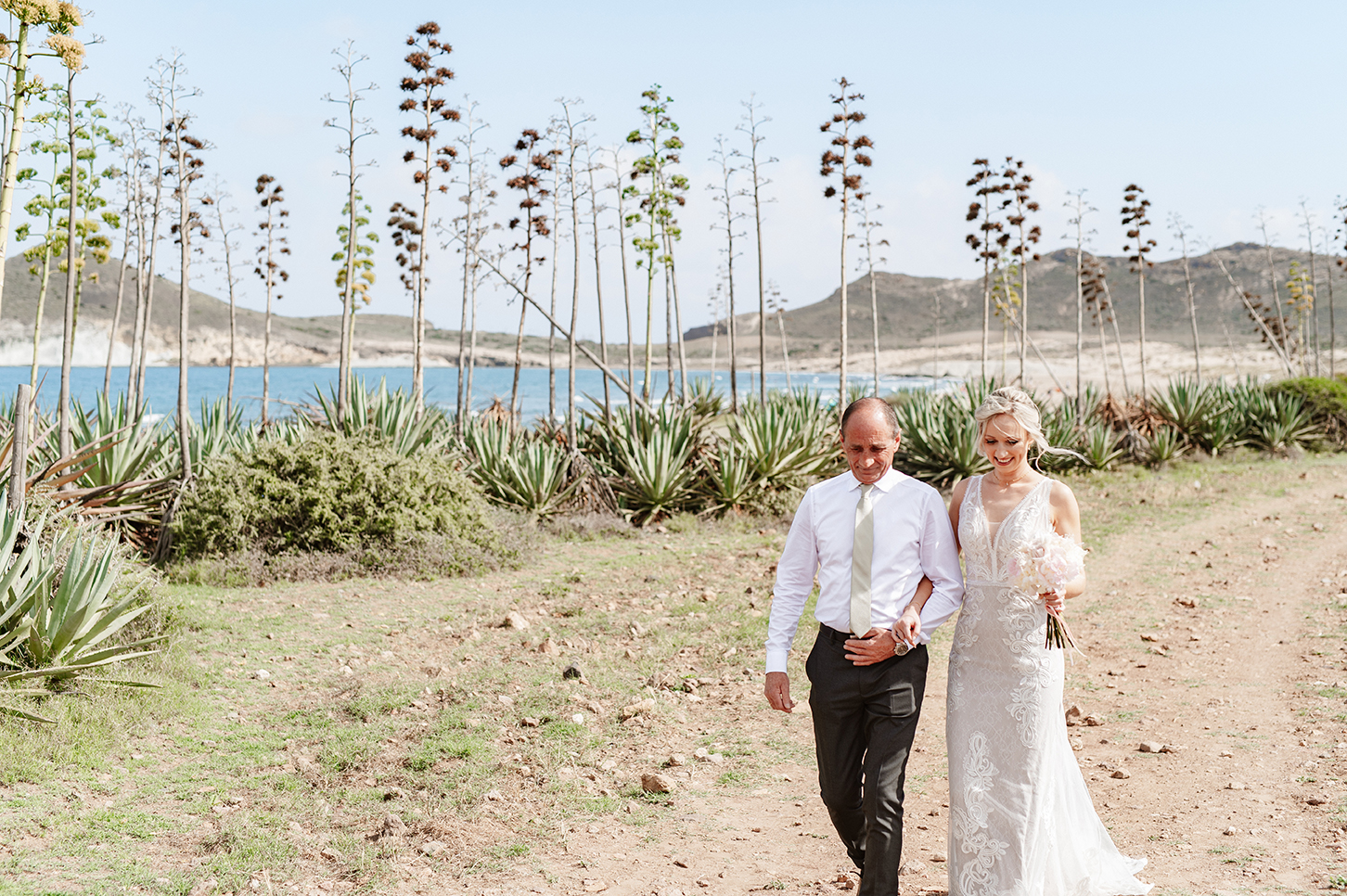 Braut wird zur Trauung geführt, Hochzeit am Strand in Spanien, Cabo de Gata