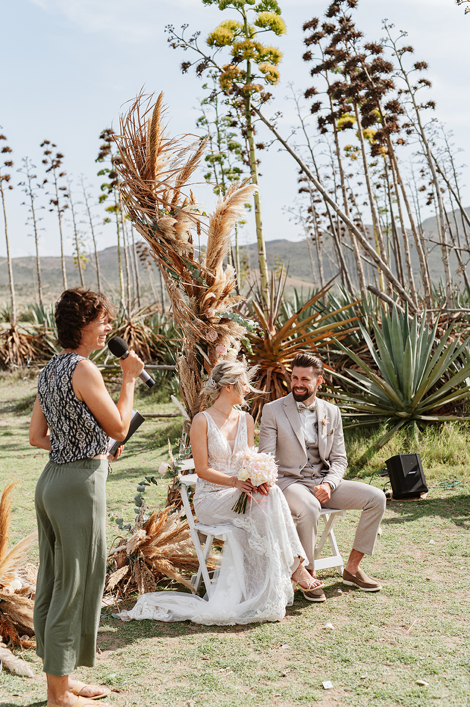 Traurednerin spricht zum Brautpaar, Hochzeit am Strand in Spanien, Cabo de Gata