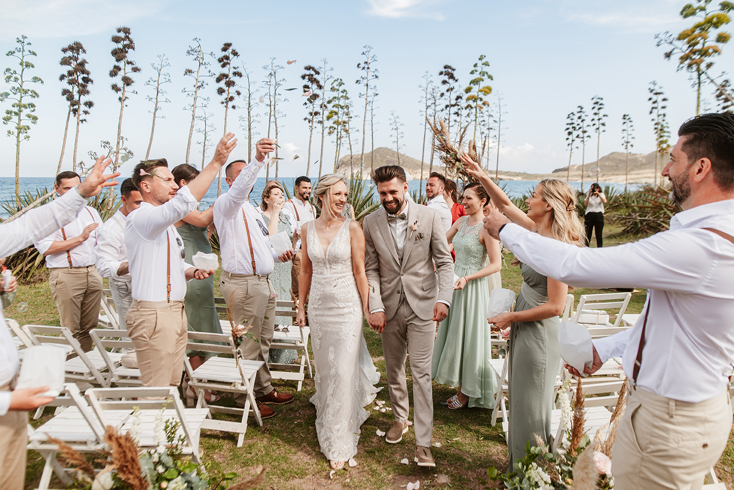 Gäste jubeln beim Auszug des Brautpaars, Hochzeit am Strand in Spanien, Cabo de Gata