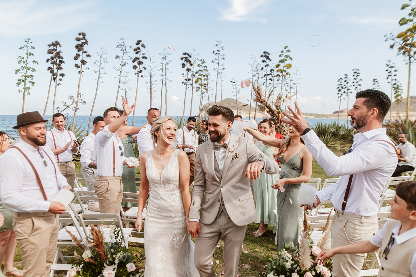 Auszug des Brautpaars mit Konfetti, Hochzeit am Strand in Spanien, Cabo de Gata