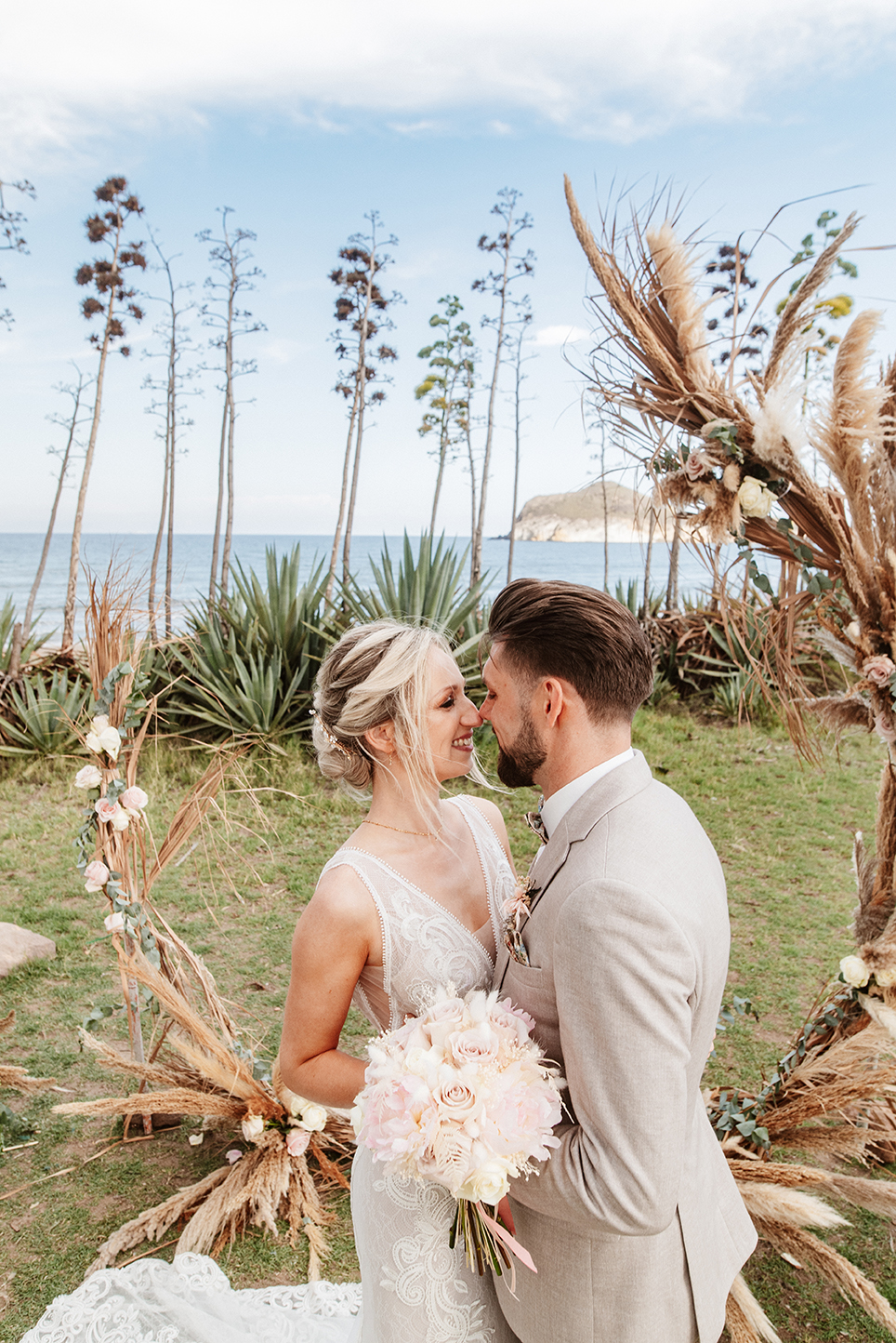Brautpaar vor dem Traubogen, Hochzeit am Strand in Spanien, Cabo de Gata