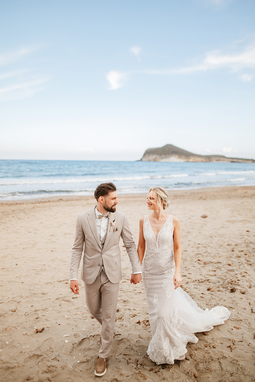 Brautpaar am Sandstrand, Hochzeit am Strand in Spanien, Cabo de Gata