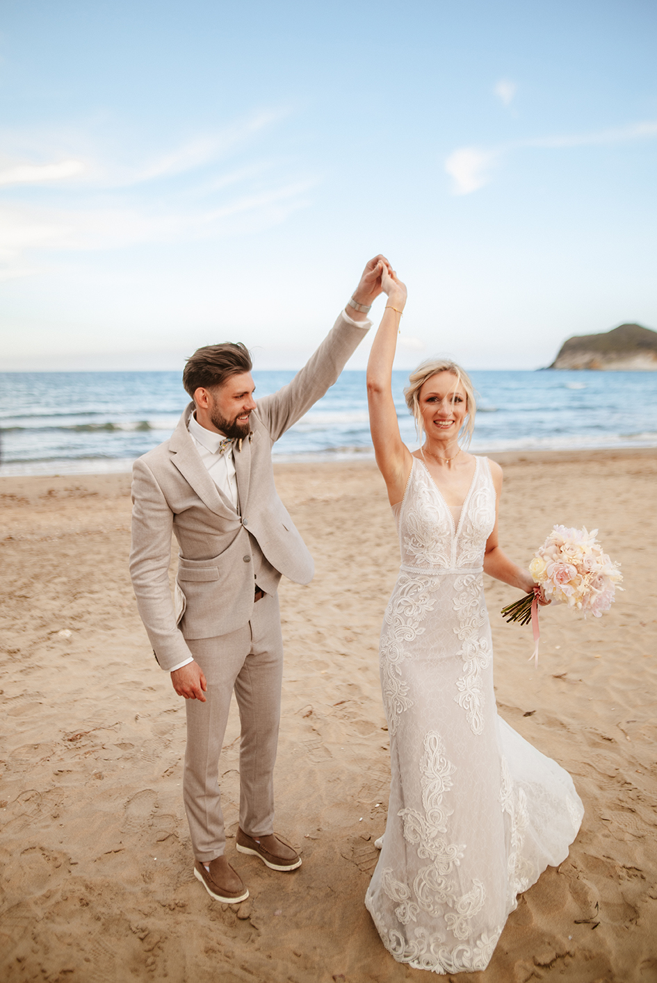 Bräutigam dreht die Braut am Strand, Hochzeit am Strand in Spanien, Cabo de Gata