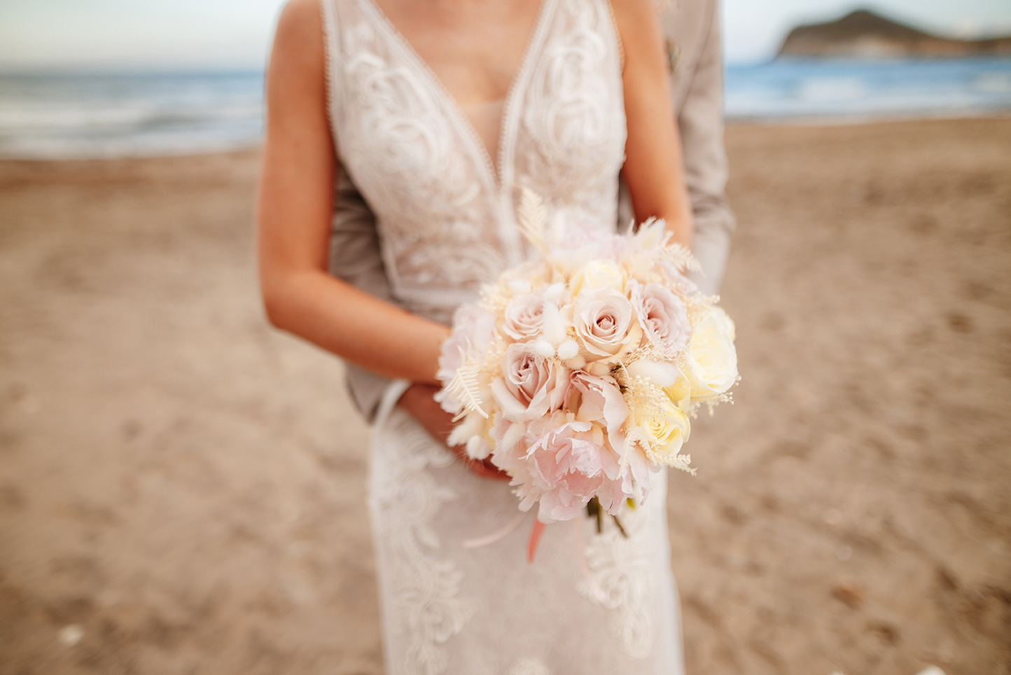 Brautstrauß in Rosé vor dem Spitzenkleid, Hochzeit am Strand in Spanien, Cabo de Gata