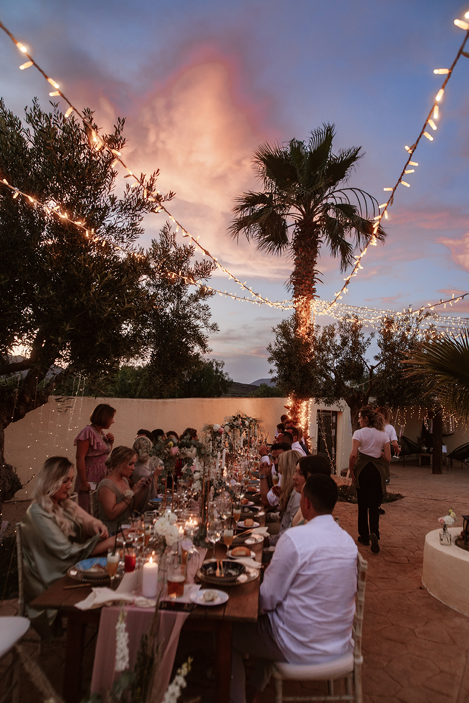 Dinner unter Lichterketten bei Sonnenuntergang, Hochzeit am Strand in Spanien, Cabo de Gata