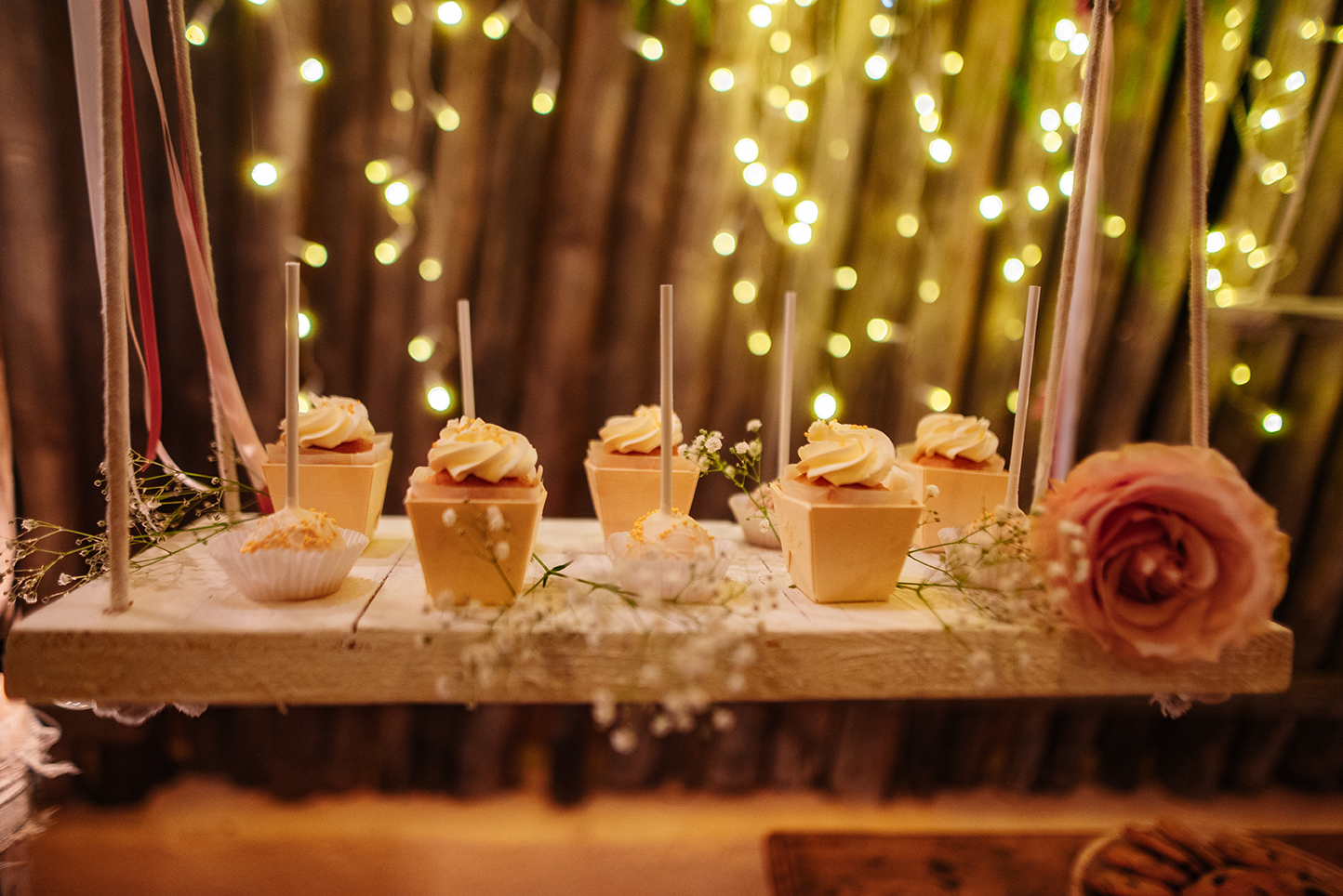 Dessert-Tisch unter Lichtervorhang, Hochzeit am Strand in Spanien, Cabo de Gata