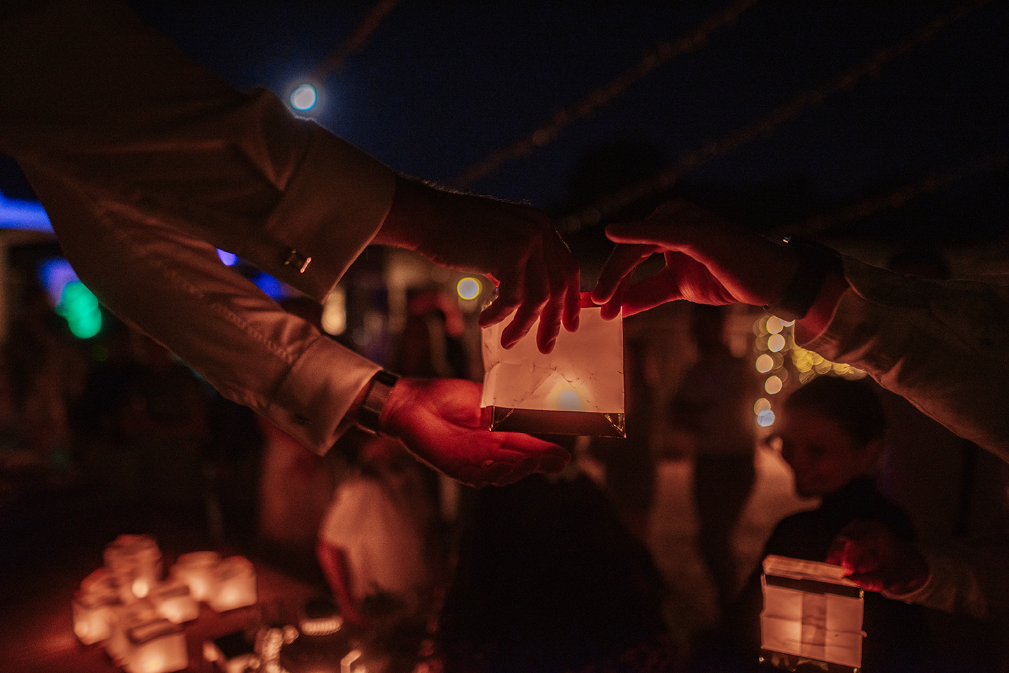Leuchtlaternen mit Wünschen der Gäste, Hochzeit am Strand in Spanien, Cabo de Gata