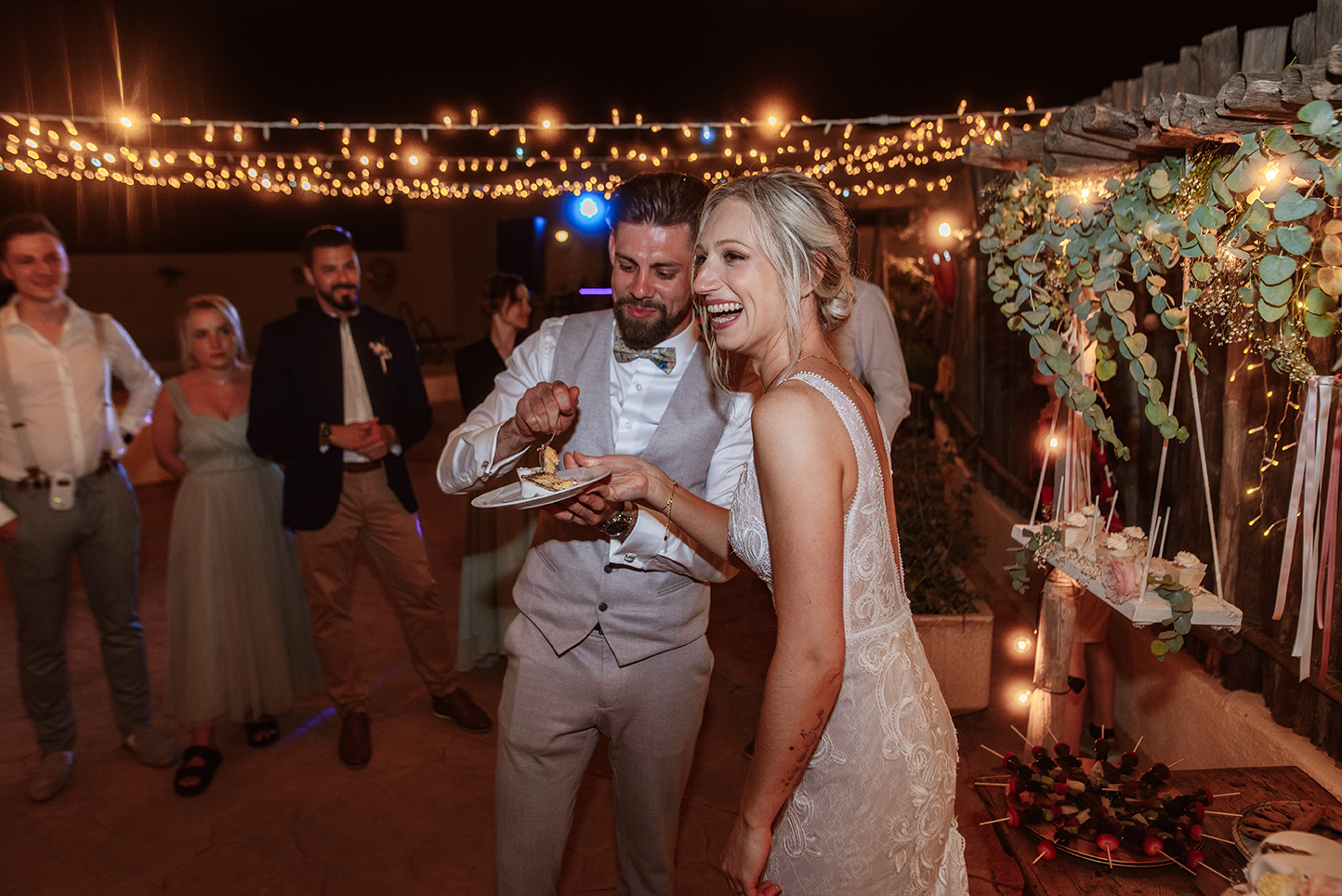 Brautpaar liest die Wünsche auf den Laternen vor, Hochzeit am Strand in Spanien, Cabo de Gata