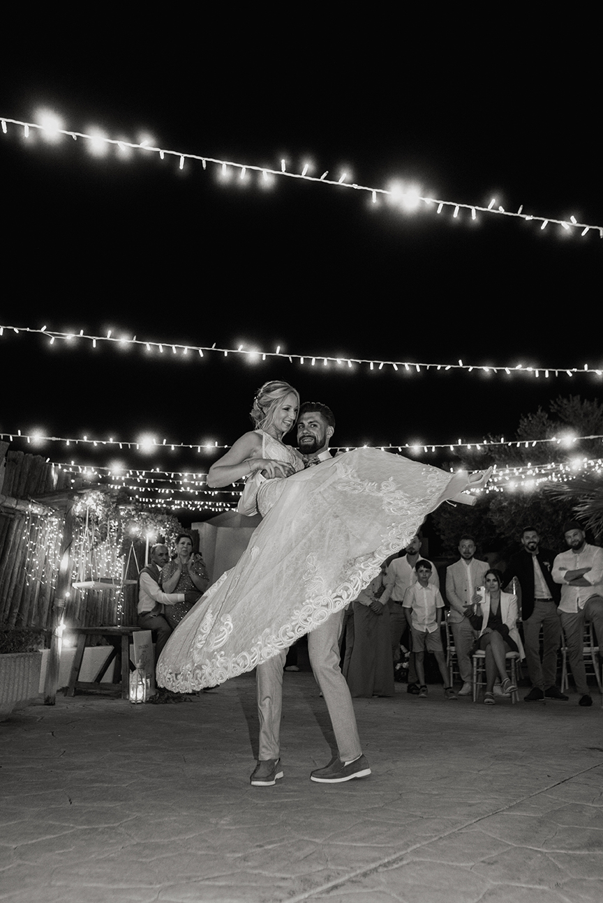 Tanz unter Lichterketten am Abend, Hochzeit am Strand in Spanien, Cabo de Gata