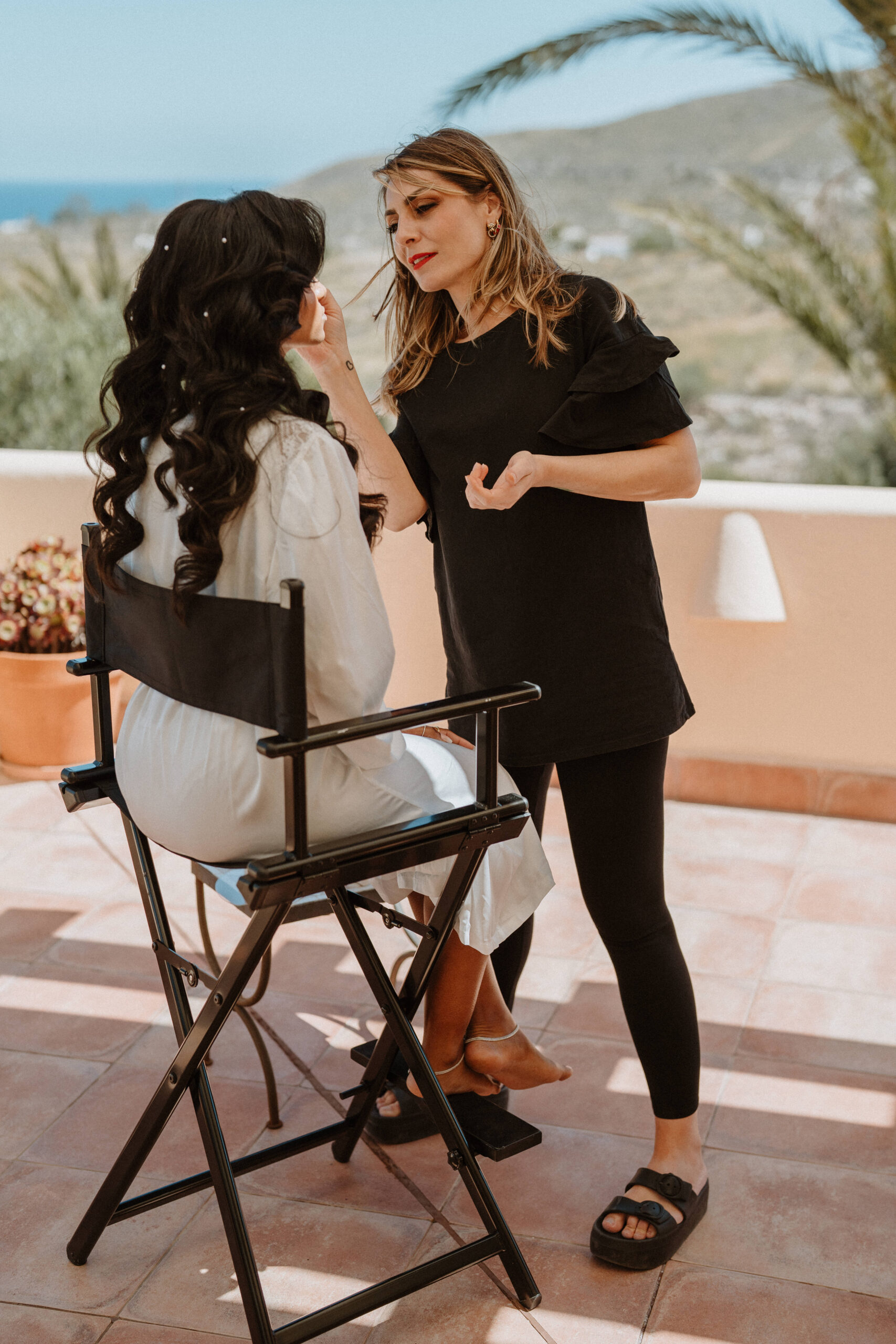 Braut beim Makeup Getting Ready, Agua Amarga, Outdoor Hochzeit Andalusien