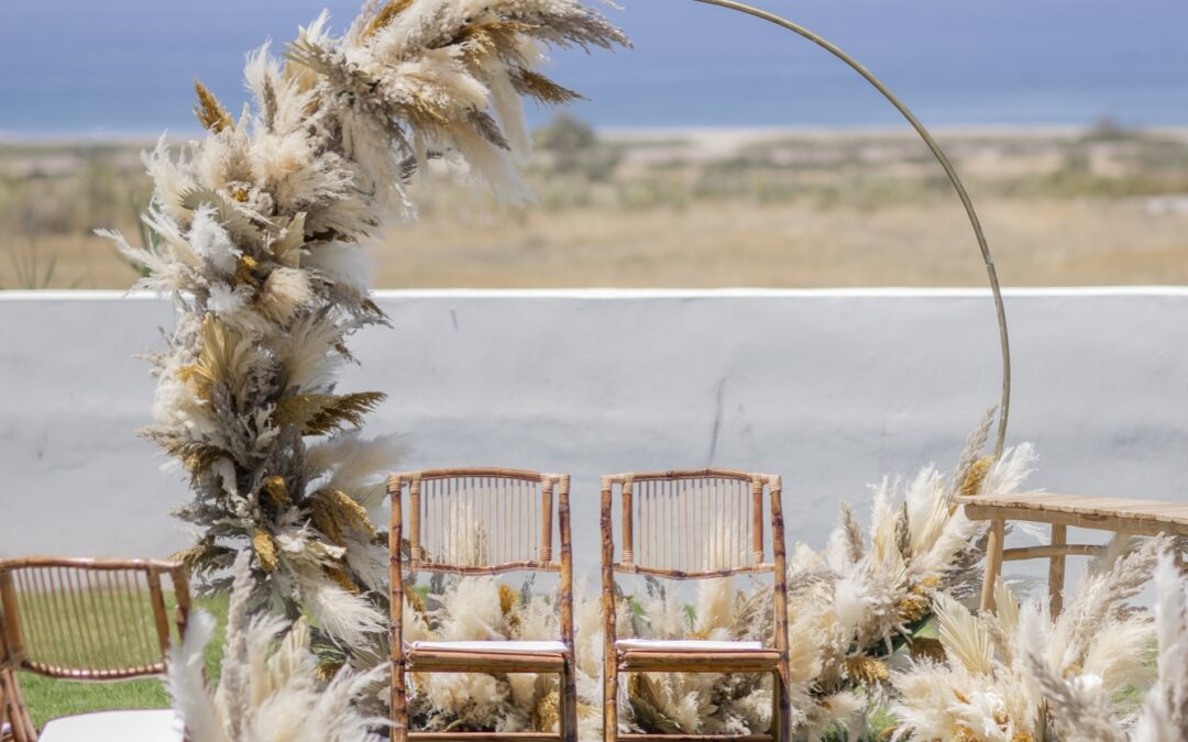 Hazel & Ben: Boho-Strandhochzeit am Meer an einem Mittwoch im Mai
