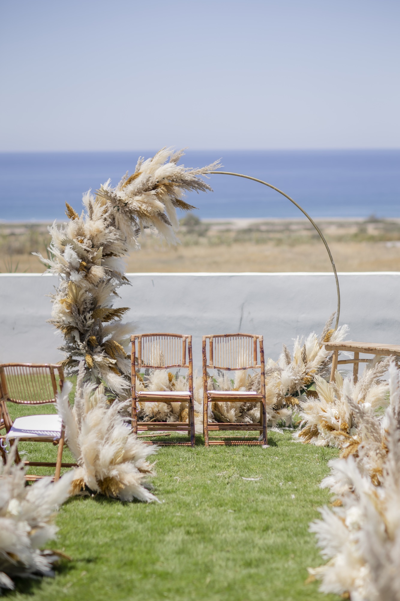 Boho-Traubogen aus Pampasgras mit Meerblick, El Paraiso al Mar Guardias Viejas, Boho-Strandhochzeit in Andalusien