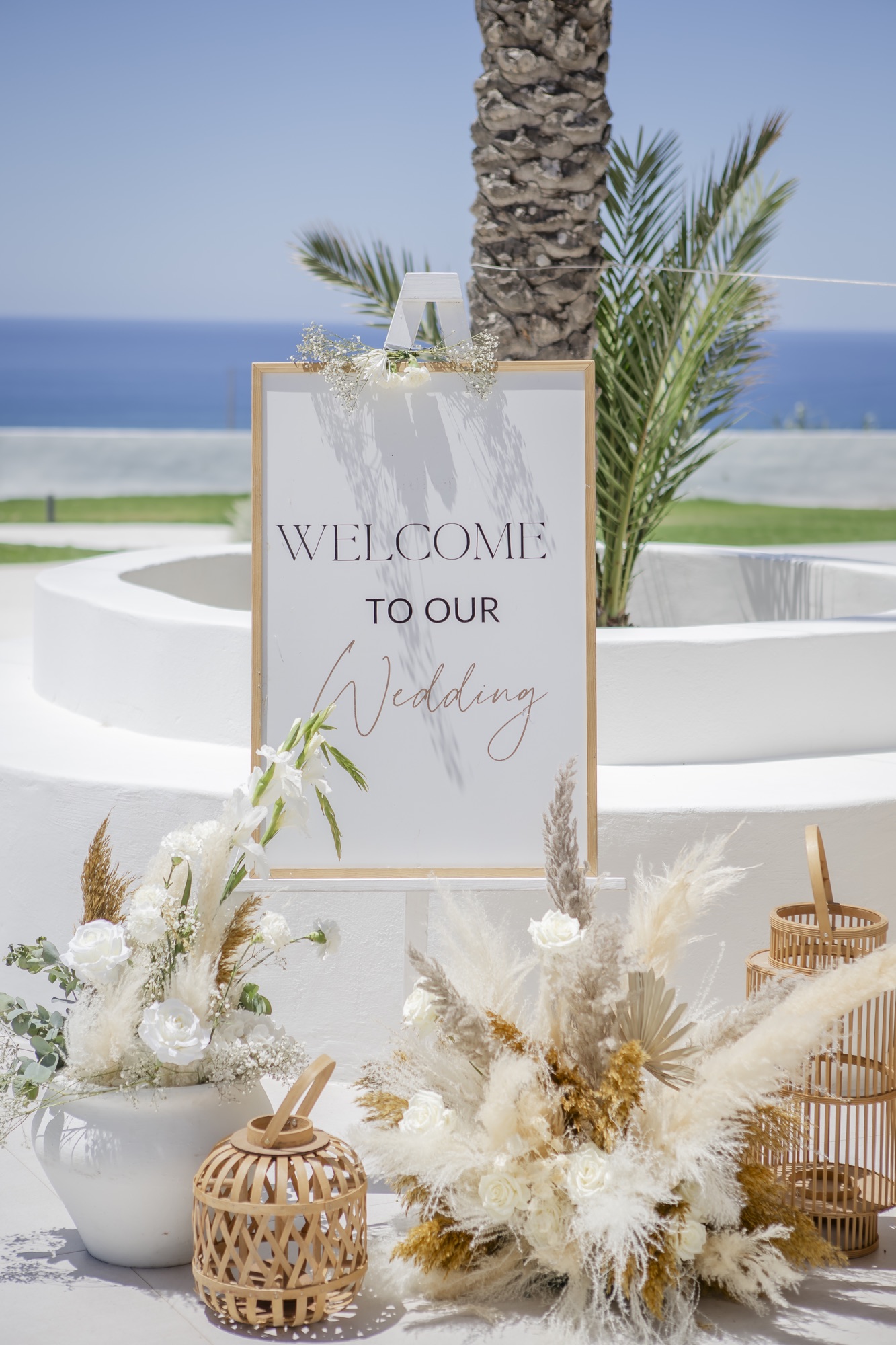 Welcome-Schild mit Palme und Pampasgras am Eingang, El Paraiso al Mar Guardias Viejas, Destination Wedding Andalusien