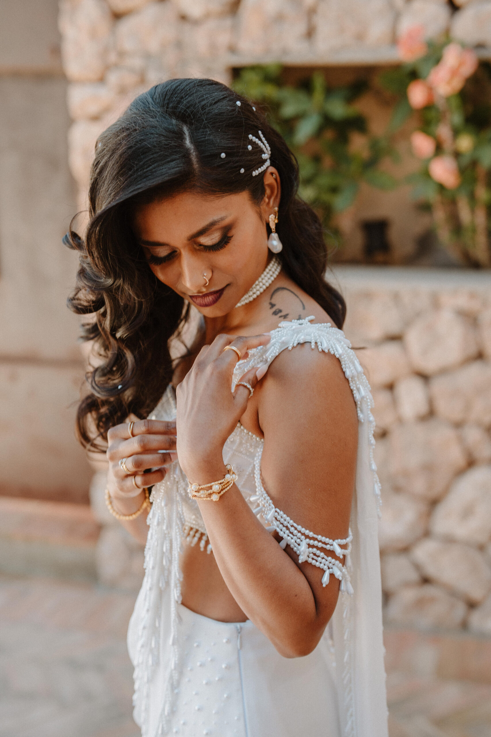 Braut Detail Perlenschmuck Boho Kleid, Destination Wedding Spanien