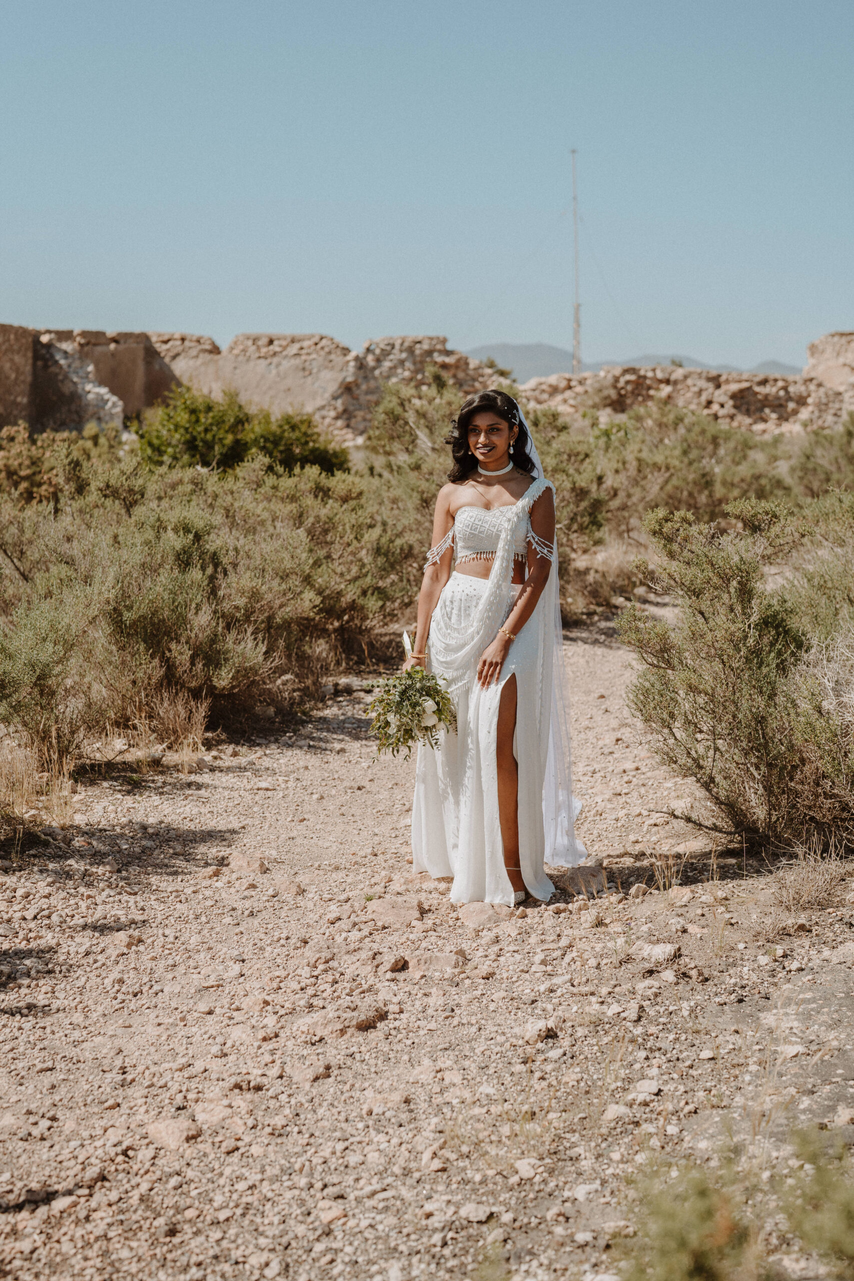 Braut in der Wüstenlandschaft Cabo de Gata mit Brautstrauß, Outdoor Hochzeit Andalusien
