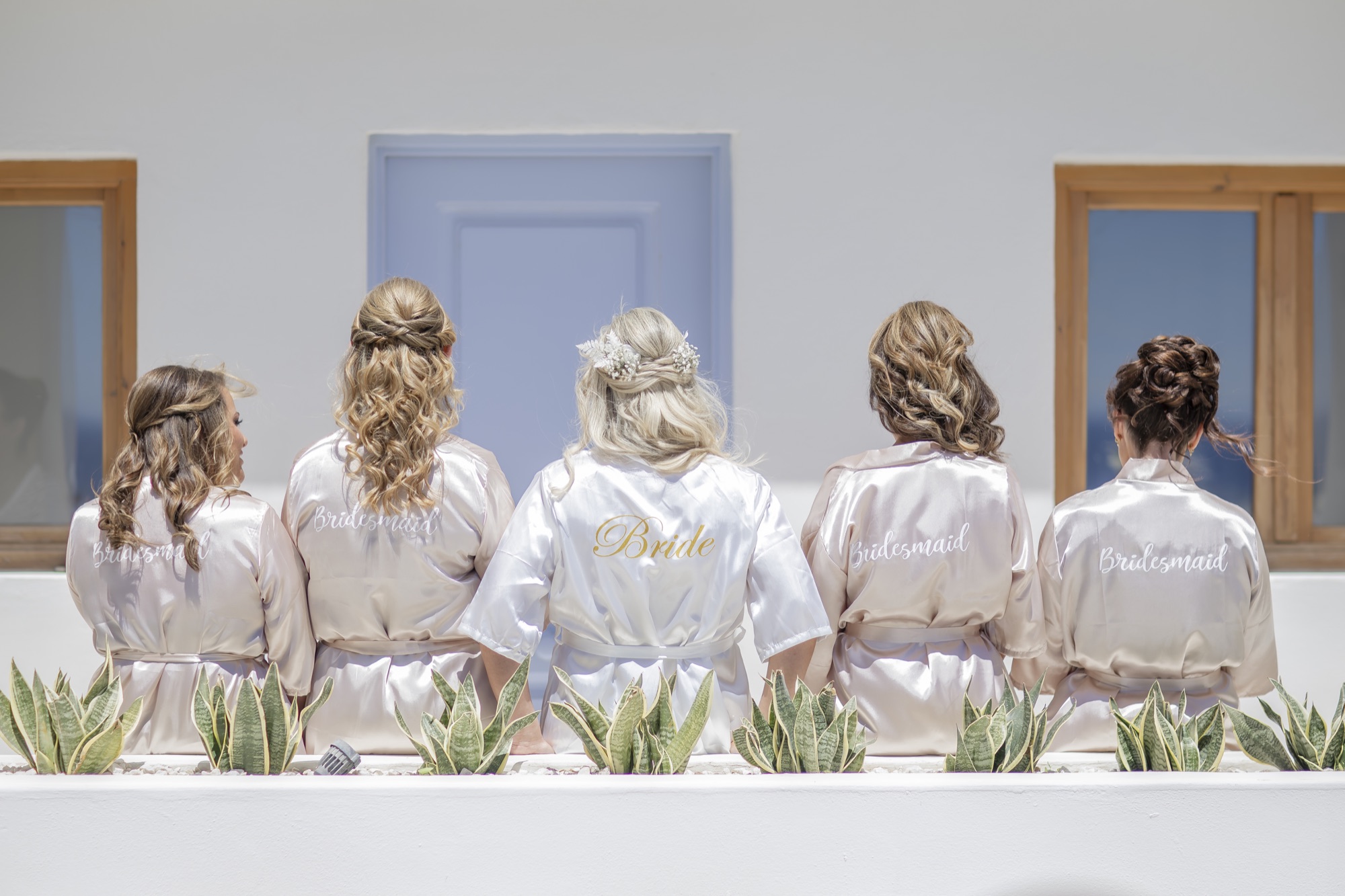 Brautjungfern in Satin-Robes mit Bride-Schriftzug, El Paraiso al Mar Guardias Viejas, Destination Wedding Andalusien