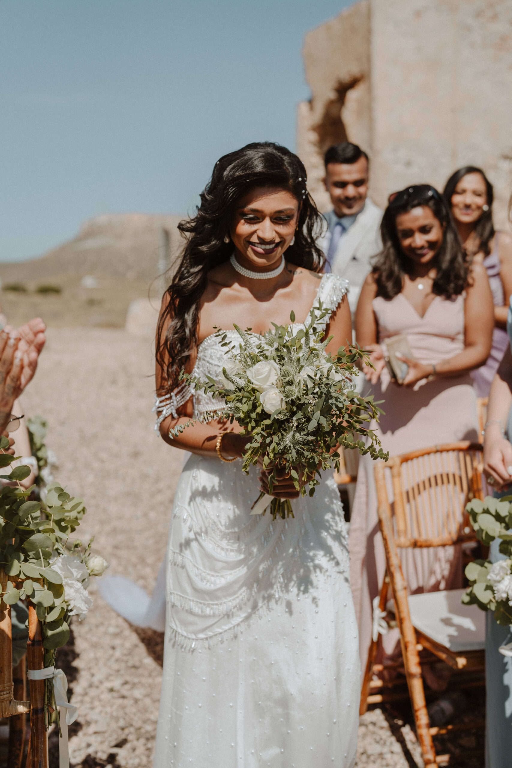 Braut Einzug zur Zeremonie auf den Felsen, Cabo de Gata, Outdoor Hochzeit Andalusien