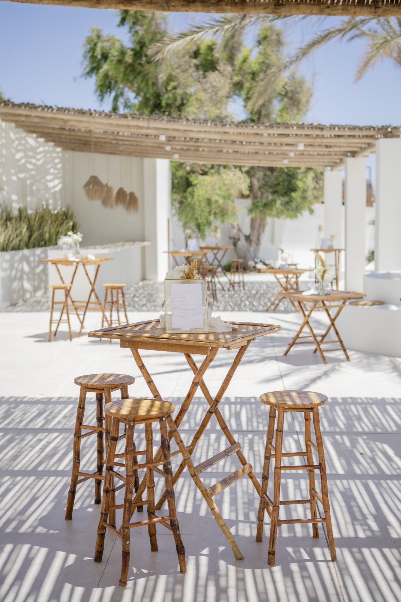 Aperitivo-Bereich mit Bambustischen und Boho-Deko, El Paraiso al Mar Guardias Viejas, Destination Wedding Andalusien