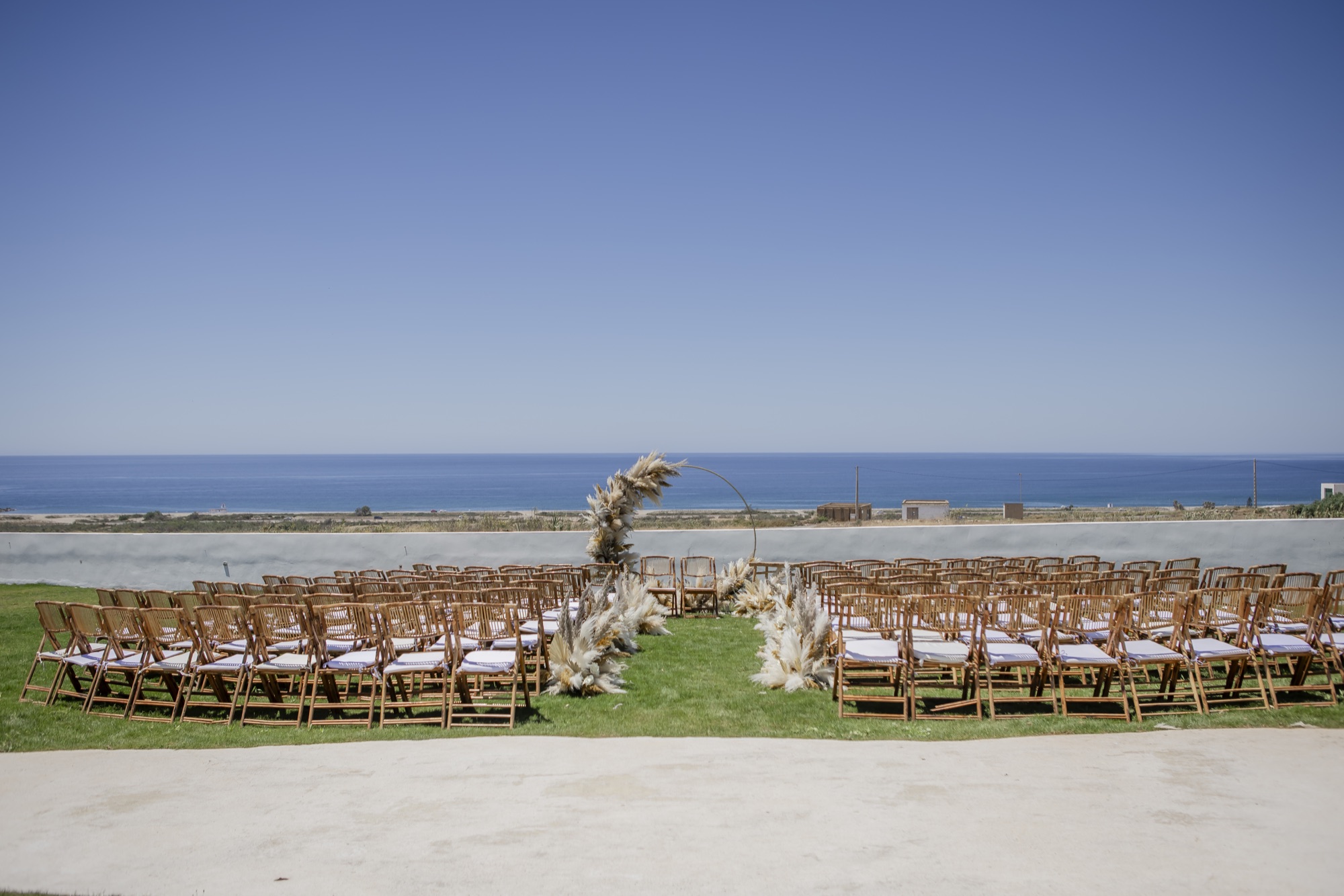 Stuhlreihen der Zeremonie mit Meerblick, El Paraiso al Mar Guardias Viejas, Boho-Strandhochzeit