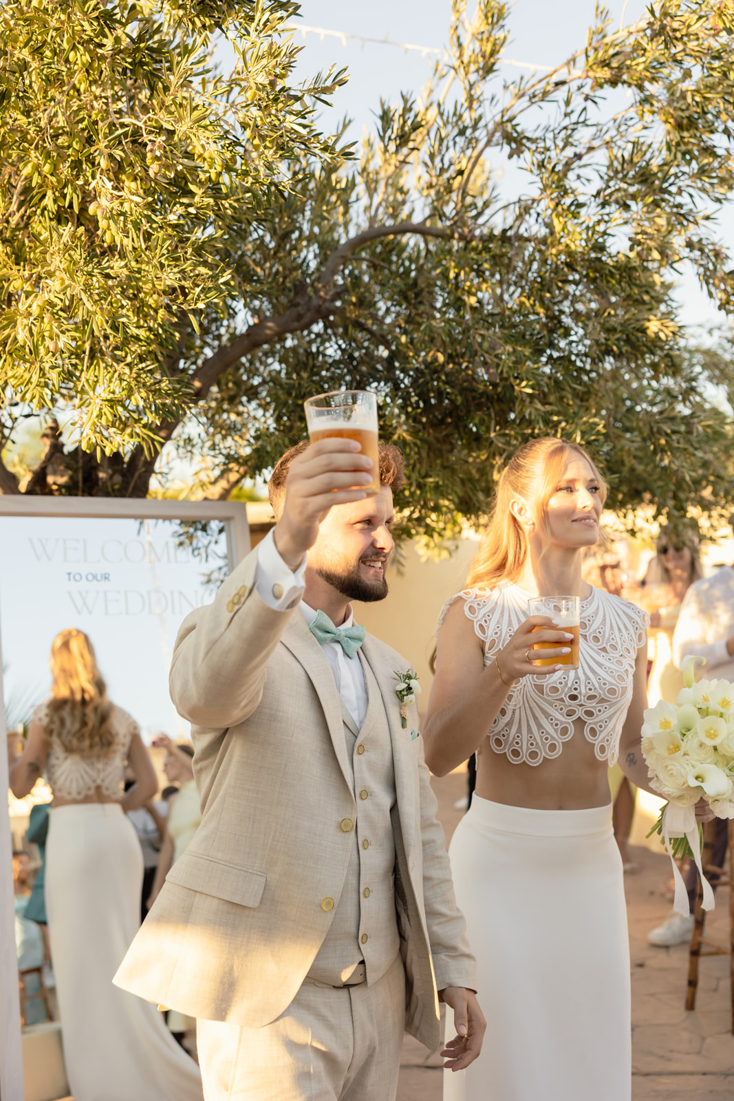 Roman hebt sein Bier zum Toast, Katharina laechelt, Welcome-to-our-Wedding Spiegel und Olivenbaum, Aperitivo Cortijo El Sotillo