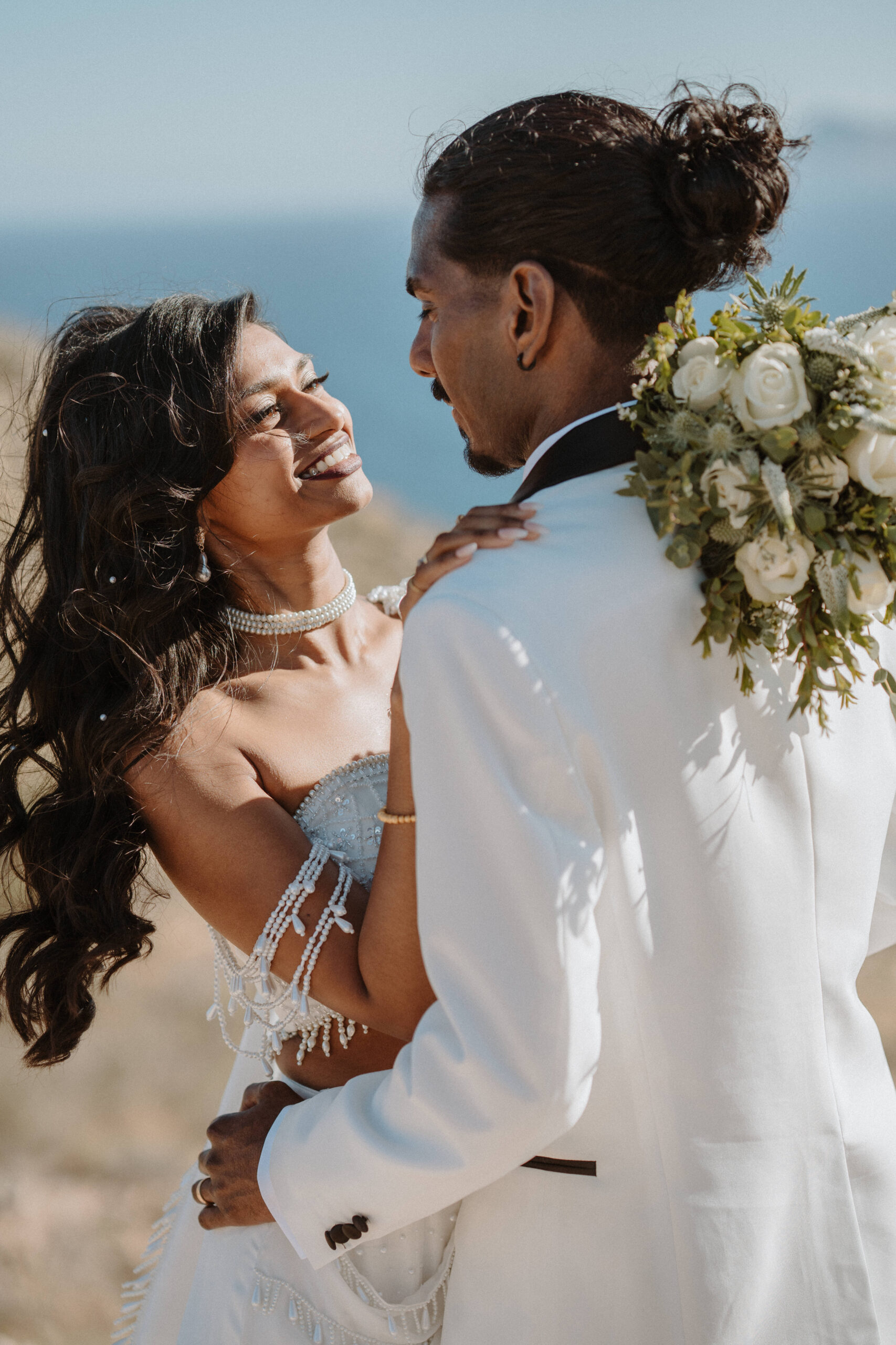 Brautpaar Portrait lachend auf der Klippe, Destination Wedding Spanien