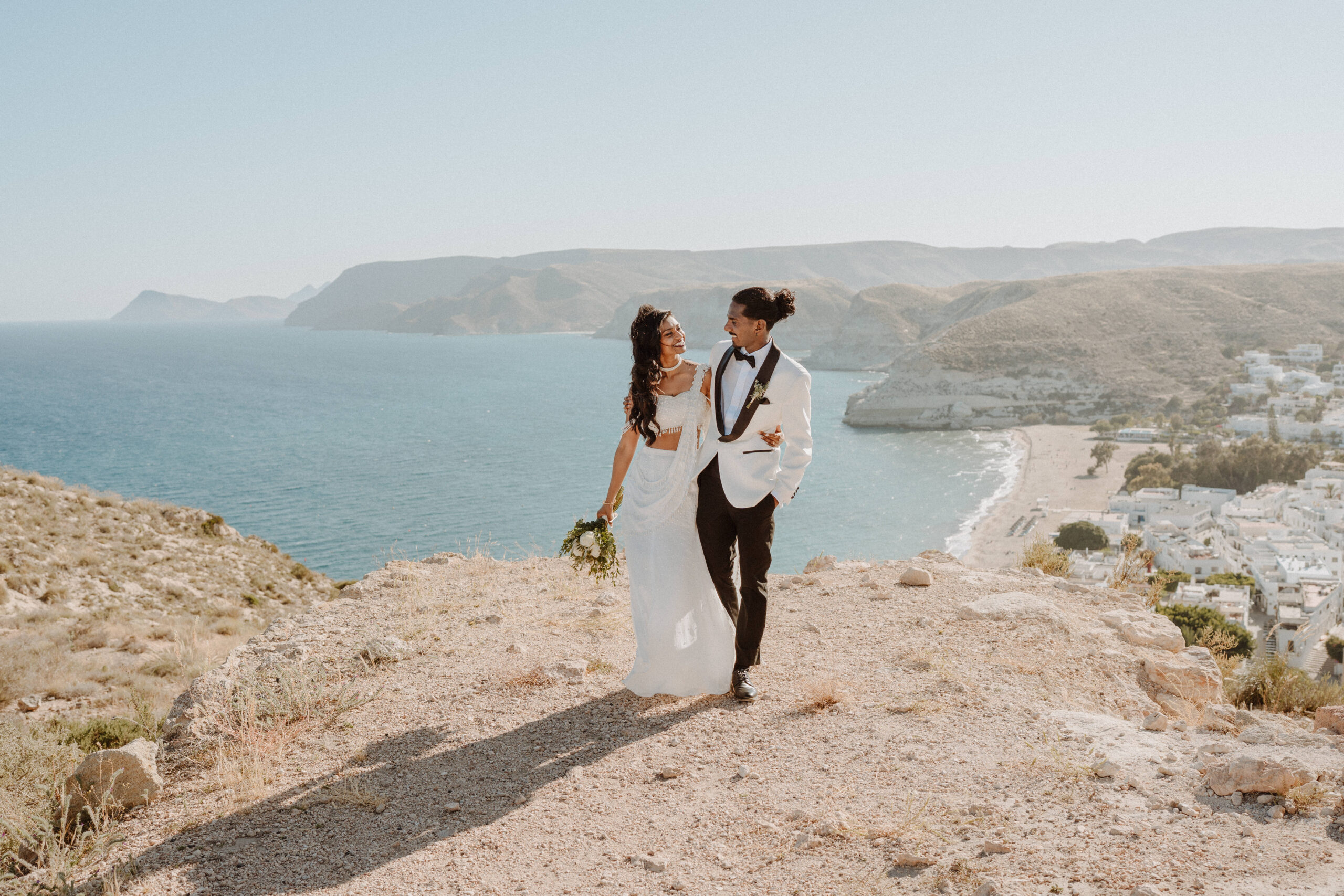 Brautpaar spaziert auf der Klippe Cabo de Gata, Outdoor Hochzeit Andalusien