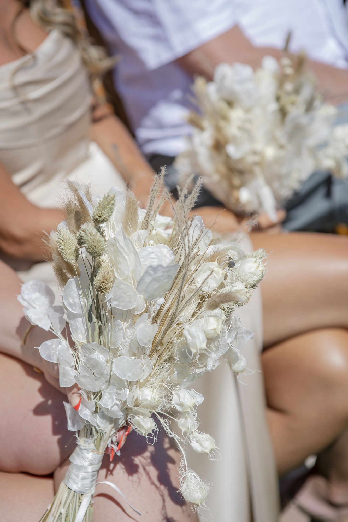 Brautjungfern mit Trockenblumen-Strauessen, El Paraiso al Mar Guardias Viejas, Boho-Hochzeit