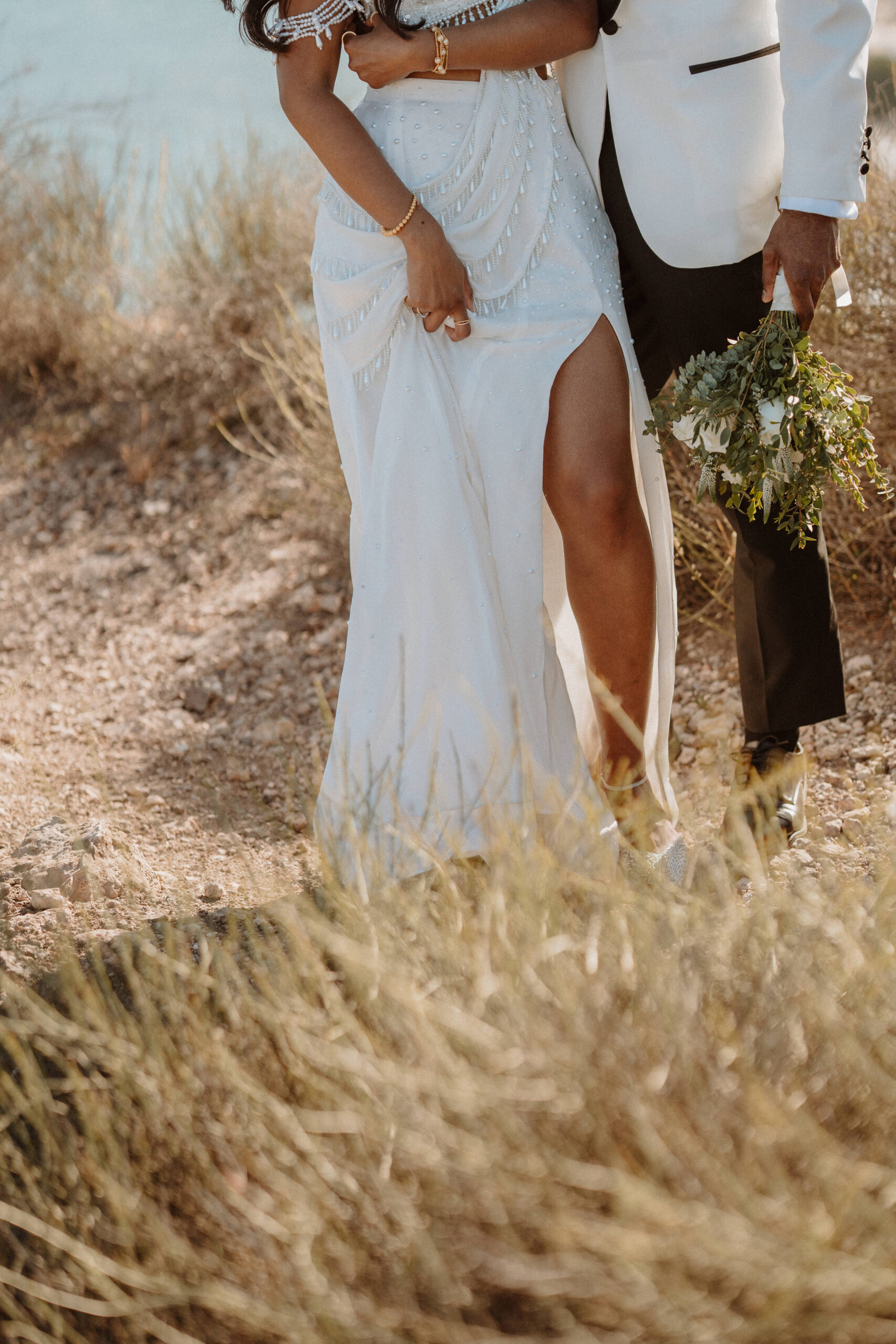 Brautpaar Detail Kleid und goldene Schuhe, Outdoor Hochzeit Spanien