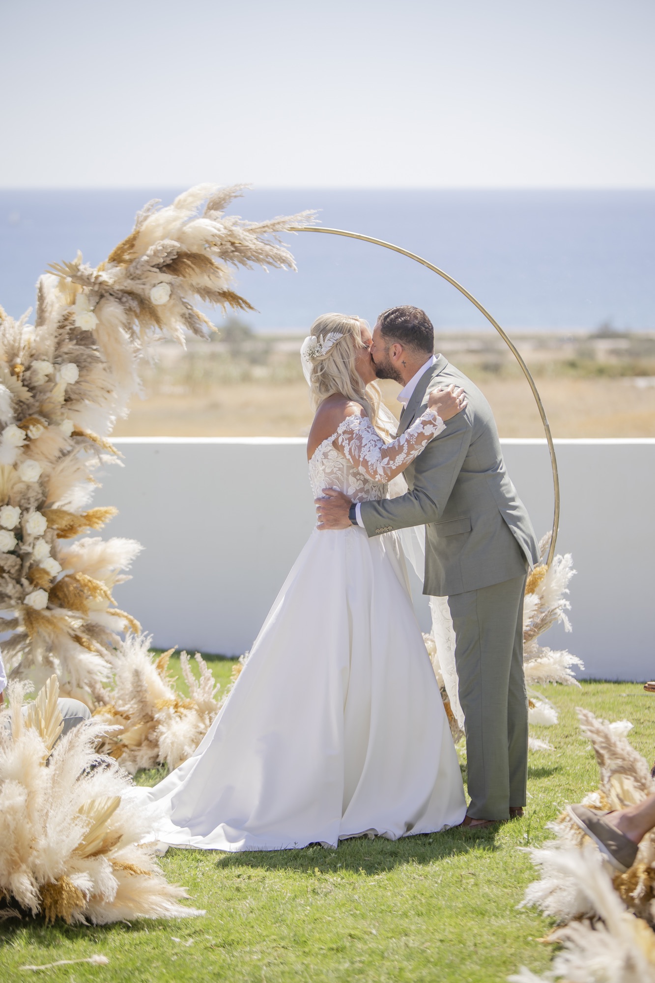 Erster Kuss unter dem Pampas-Traubogen, El Paraiso al Mar Guardias Viejas, Boho-Strandhochzeit