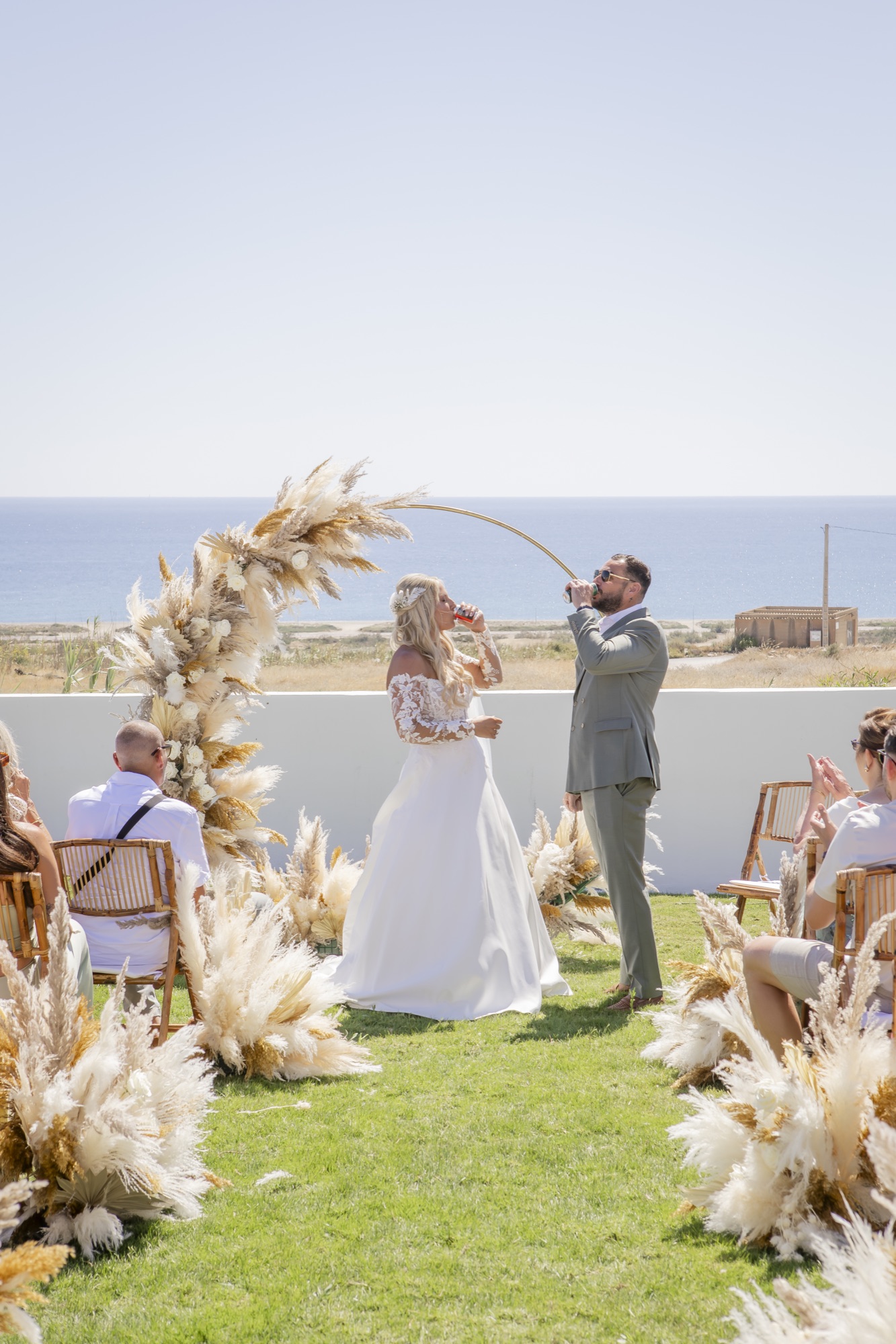 Brautpaar trinkt aus dem Porron bei der Zeremonie, El Paraiso al Mar Guardias Viejas, Destination Wedding Andalusien